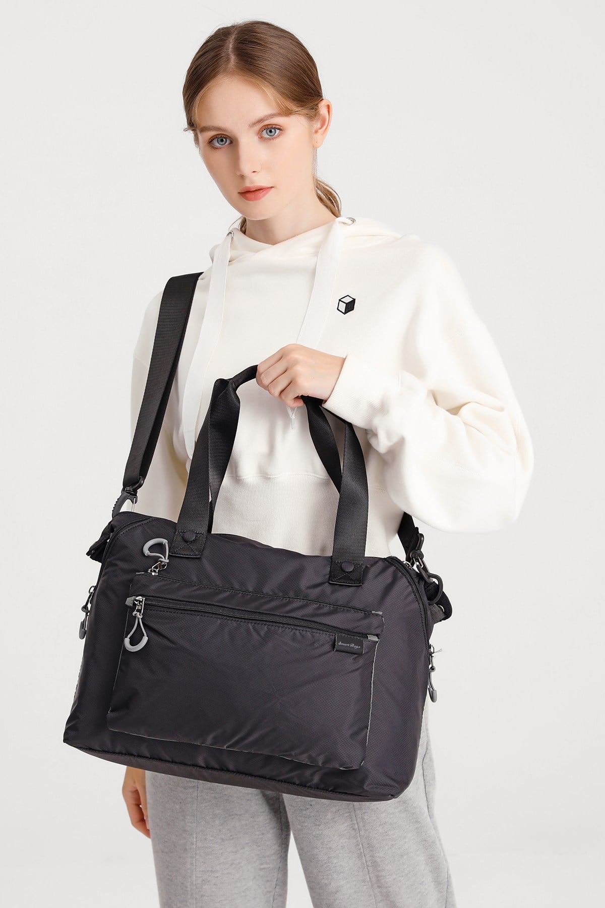 Smart Bags Siyah Kadın Omuz ve Spor Çantası Hafif Kumaş Uzun Askılı Çok Cepli