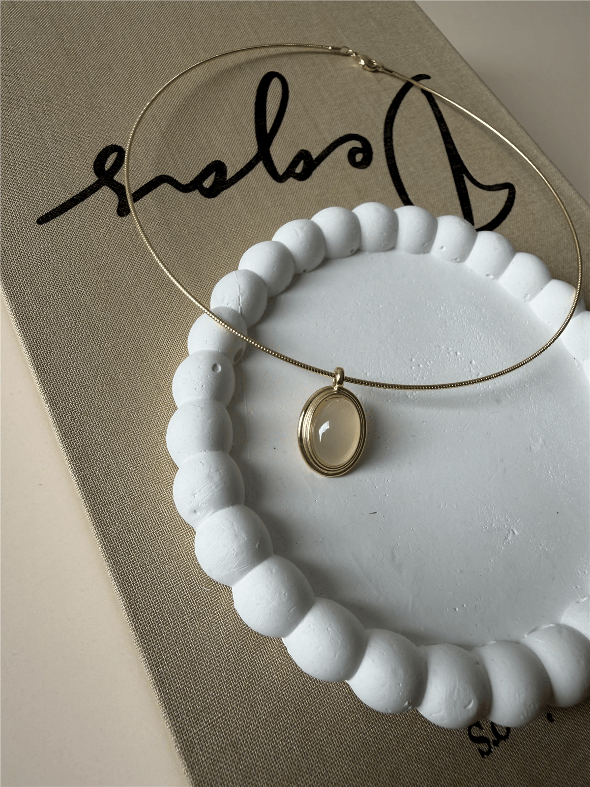 Özel Seri Mineli Oval Choker Kolye Ekru