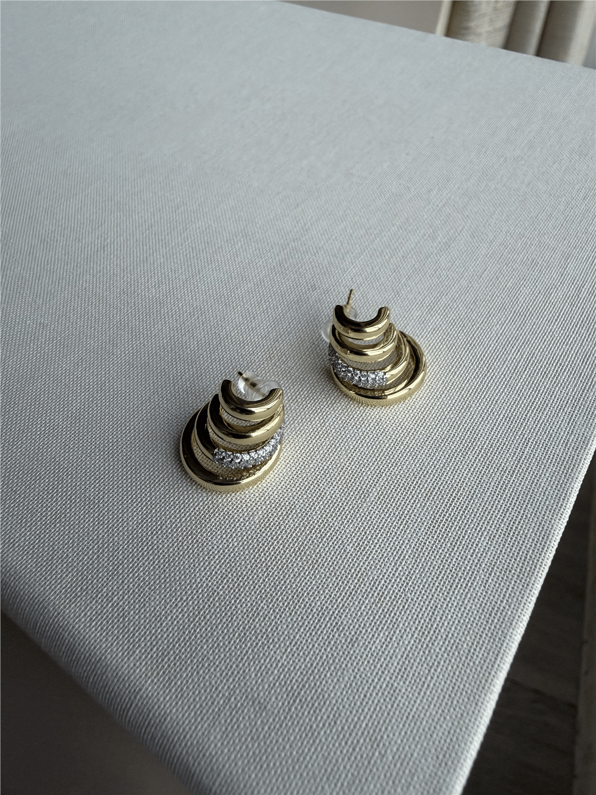 Özel Seri Taş Detaylı Spiral Formlu Minimal Küpe Gold