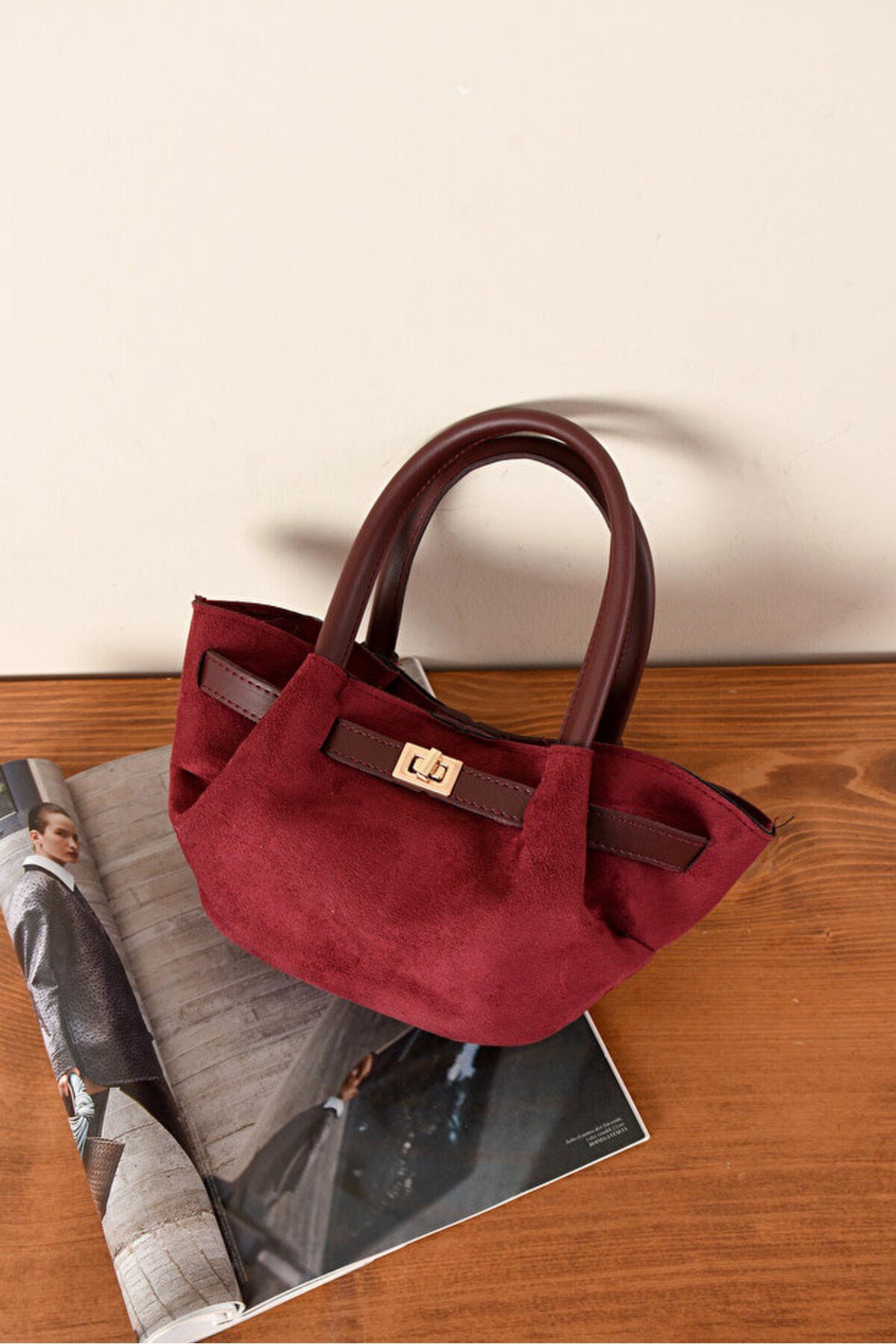 Yeni Sezon Kilit Detaylı Süet&Nubuk Uzun Askılı Trend Mini Çanta (14x27)