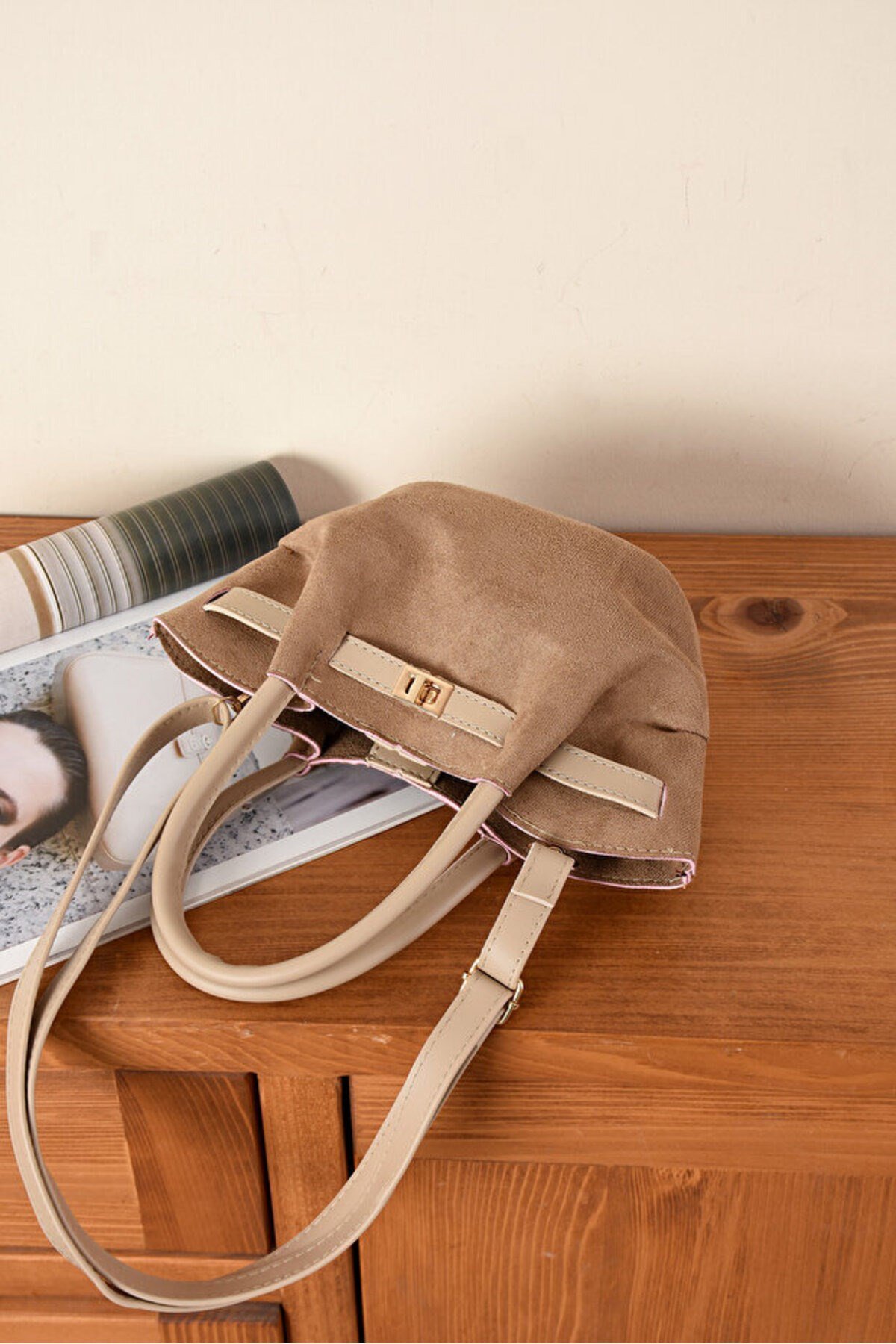 Yeni Sezon Kilit Detaylı Süet&Nubuk Uzun Askılı Trend Mini Çanta (14x27)