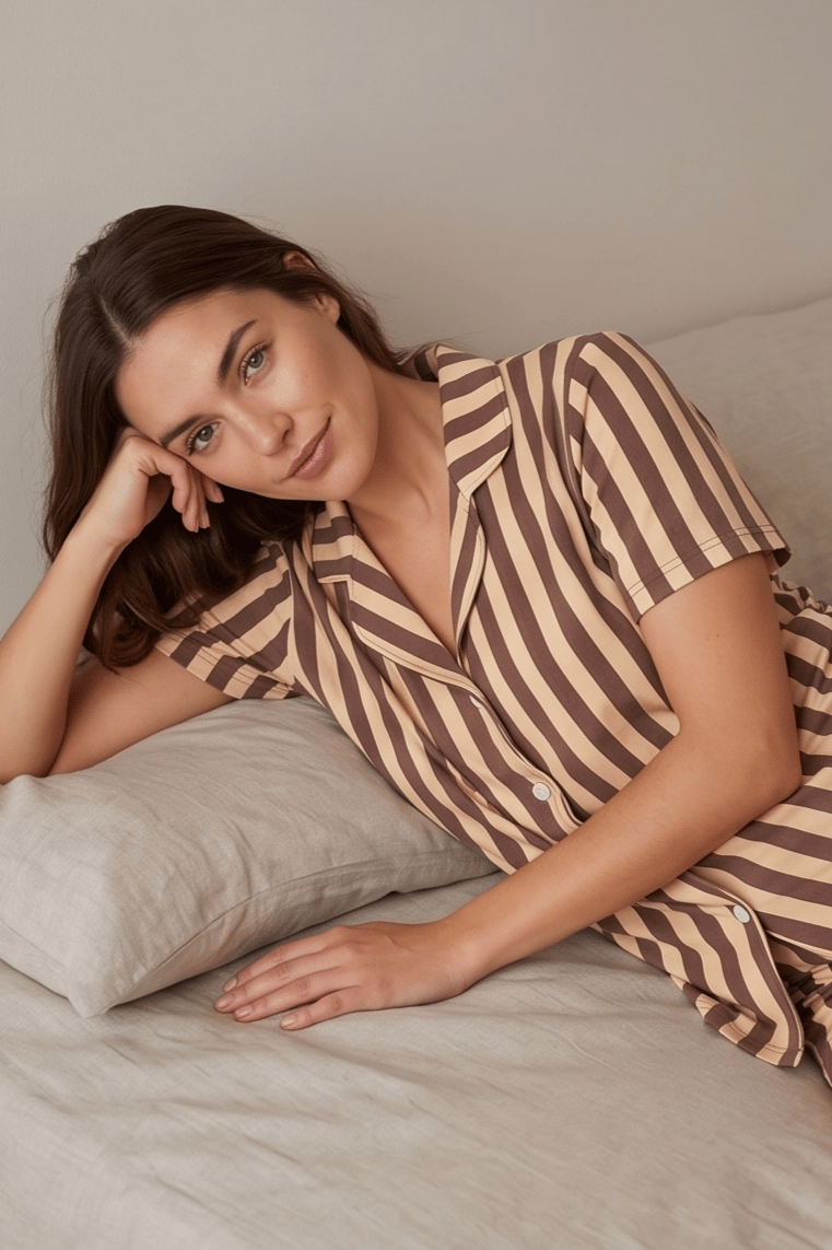Sütlü Kahve Kahverengi Çizgili Kısa Kollu Şortlu Kadın Pijama Takımı, Şerit Desenli Pijama Seti