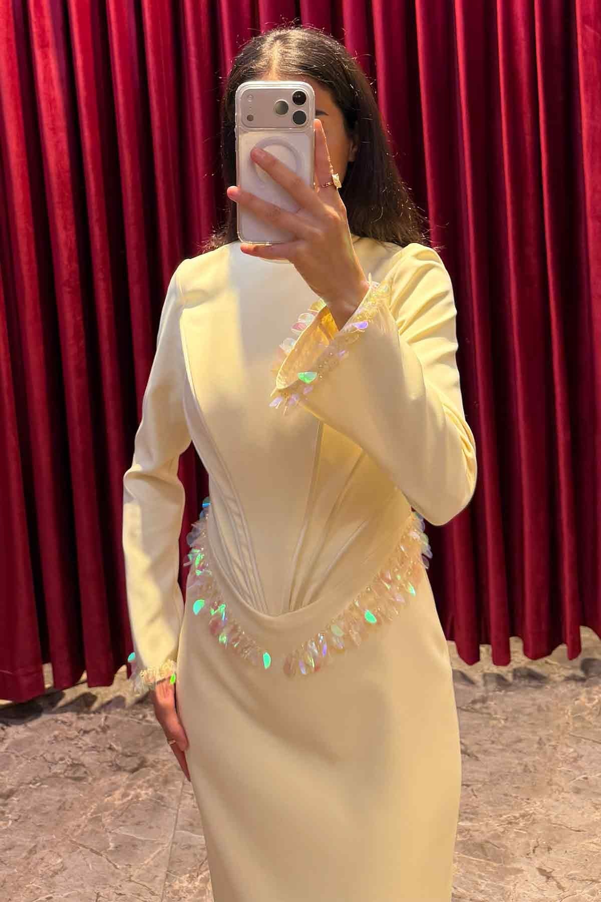 Kolları Ve Beli Payet Detaylı Yırtmaçlı Abiye Sarı