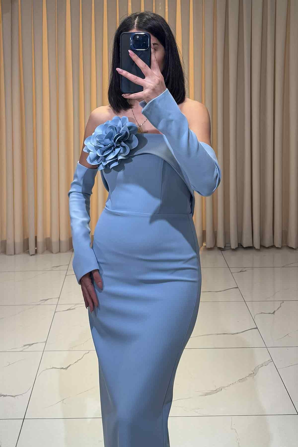 Straplez Seyyar Gül Detaylı Kollu Abiye Mavi