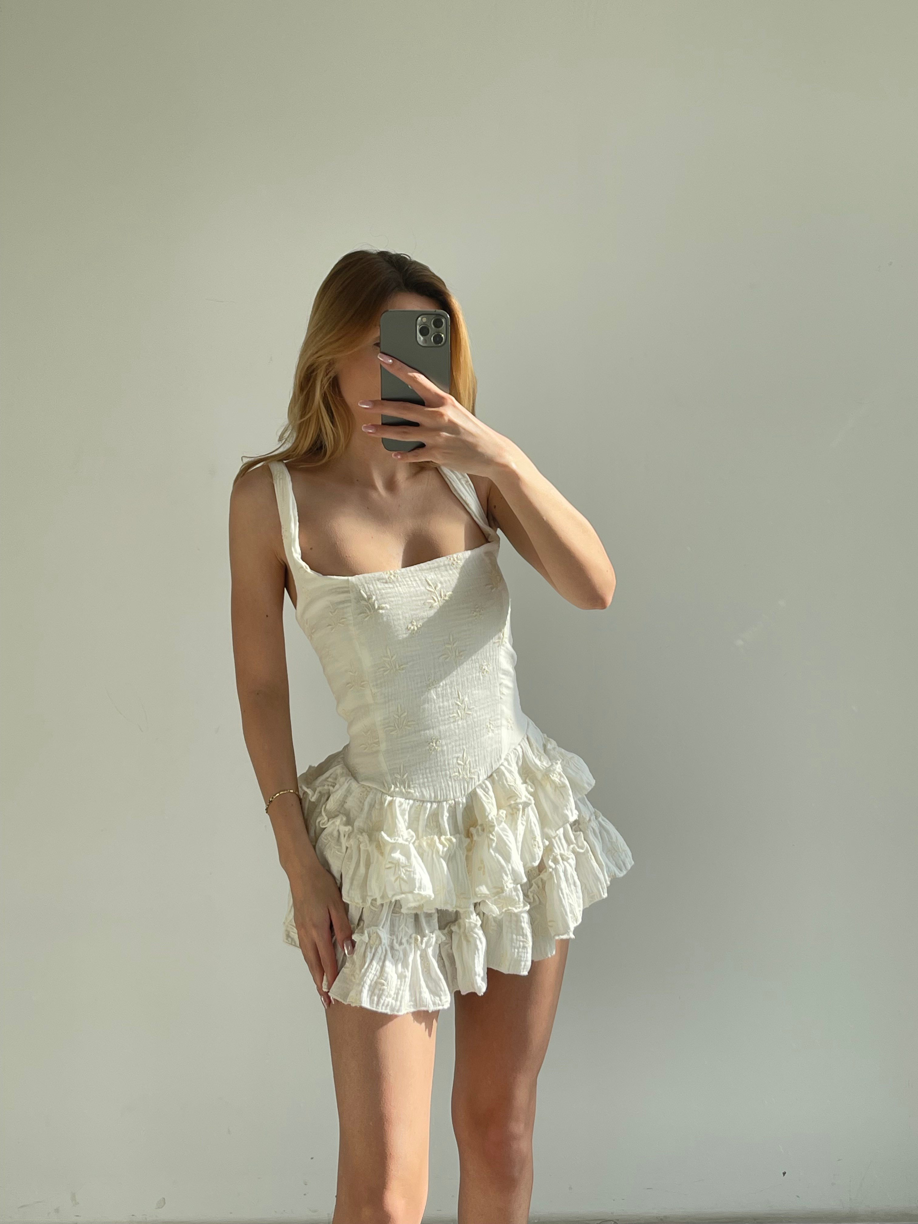  Nakış Detaylı Kat Kat Fırfırlı Muslin Elbise