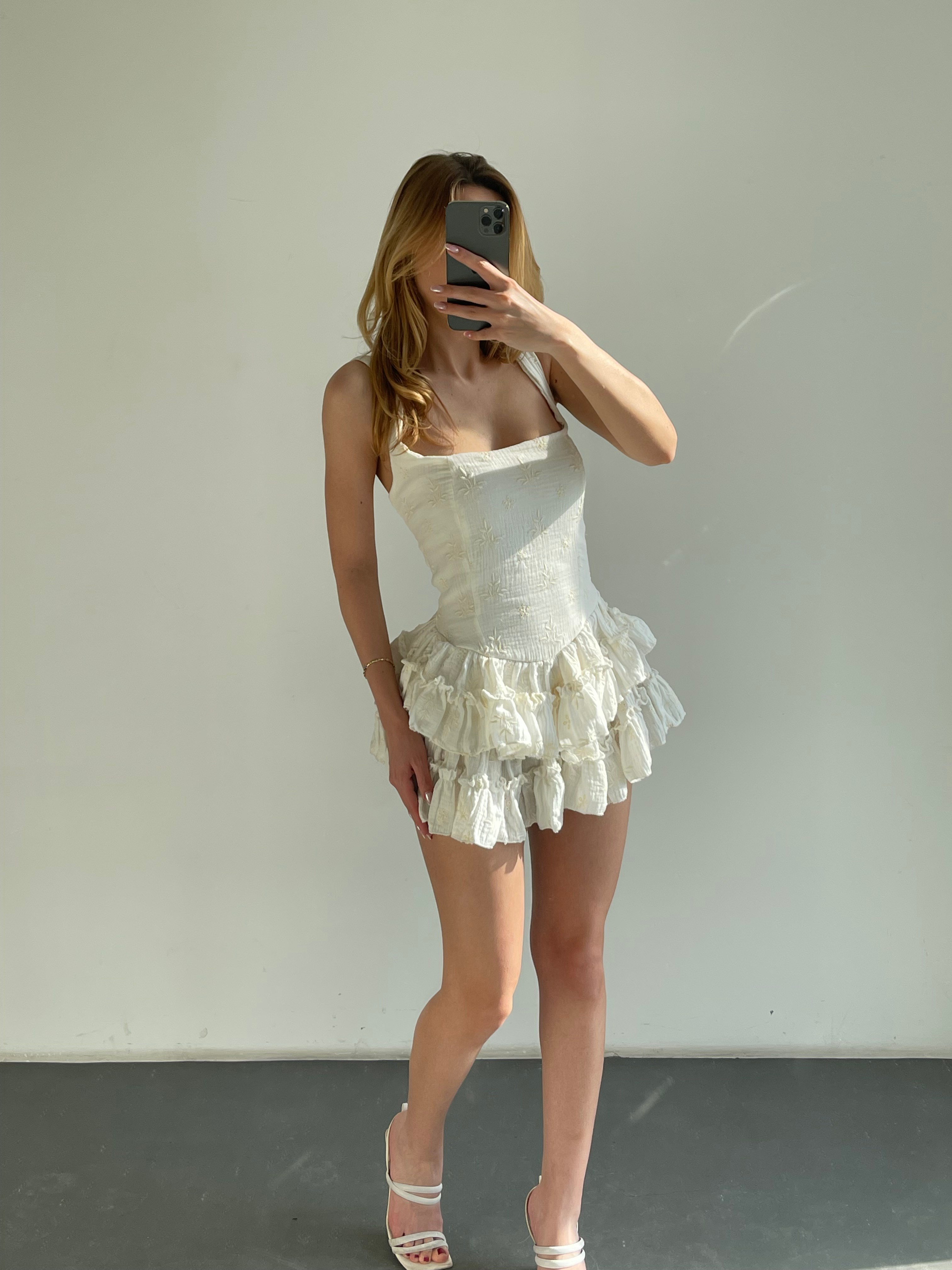  Nakış Detaylı Kat Kat Fırfırlı Muslin Elbise
