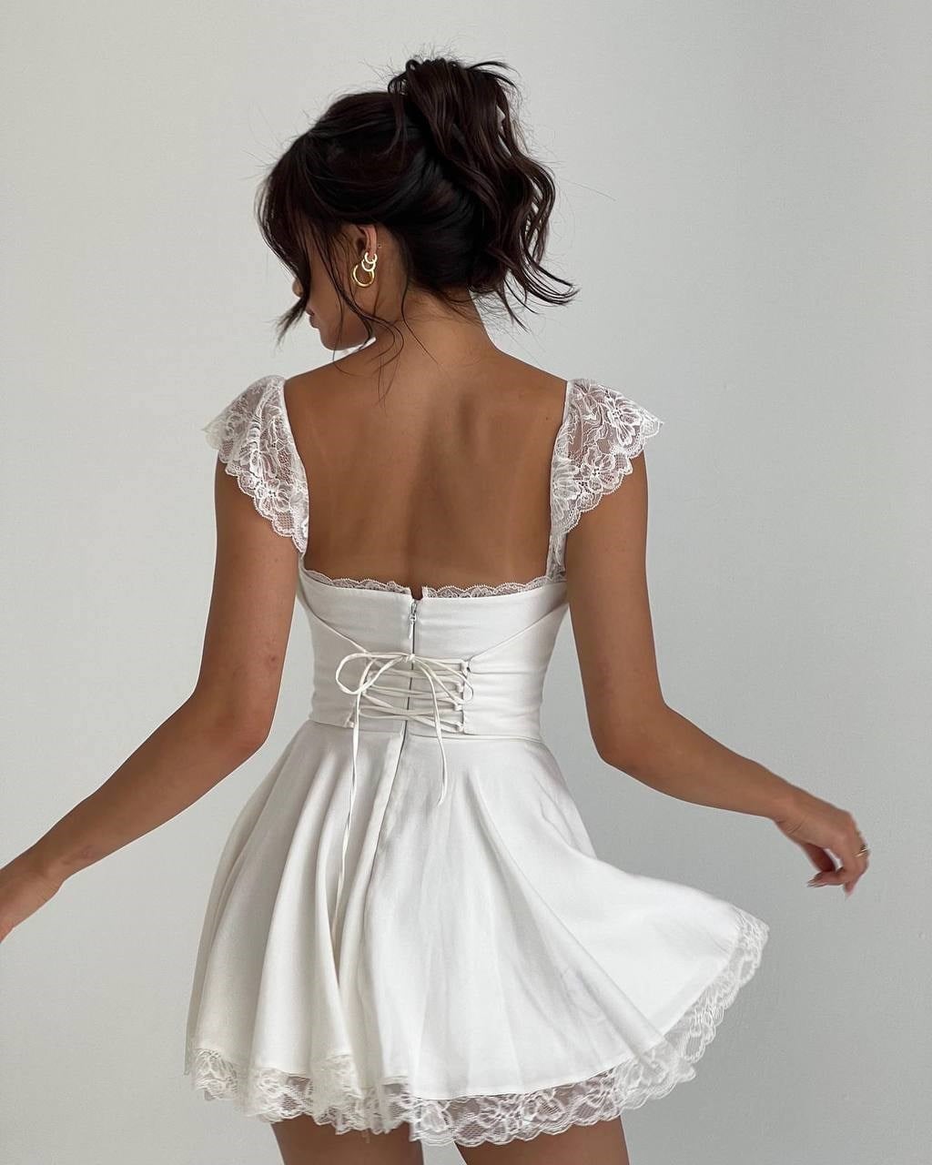 Beyaz Drape Detaylı Dantelli Mini Elbise