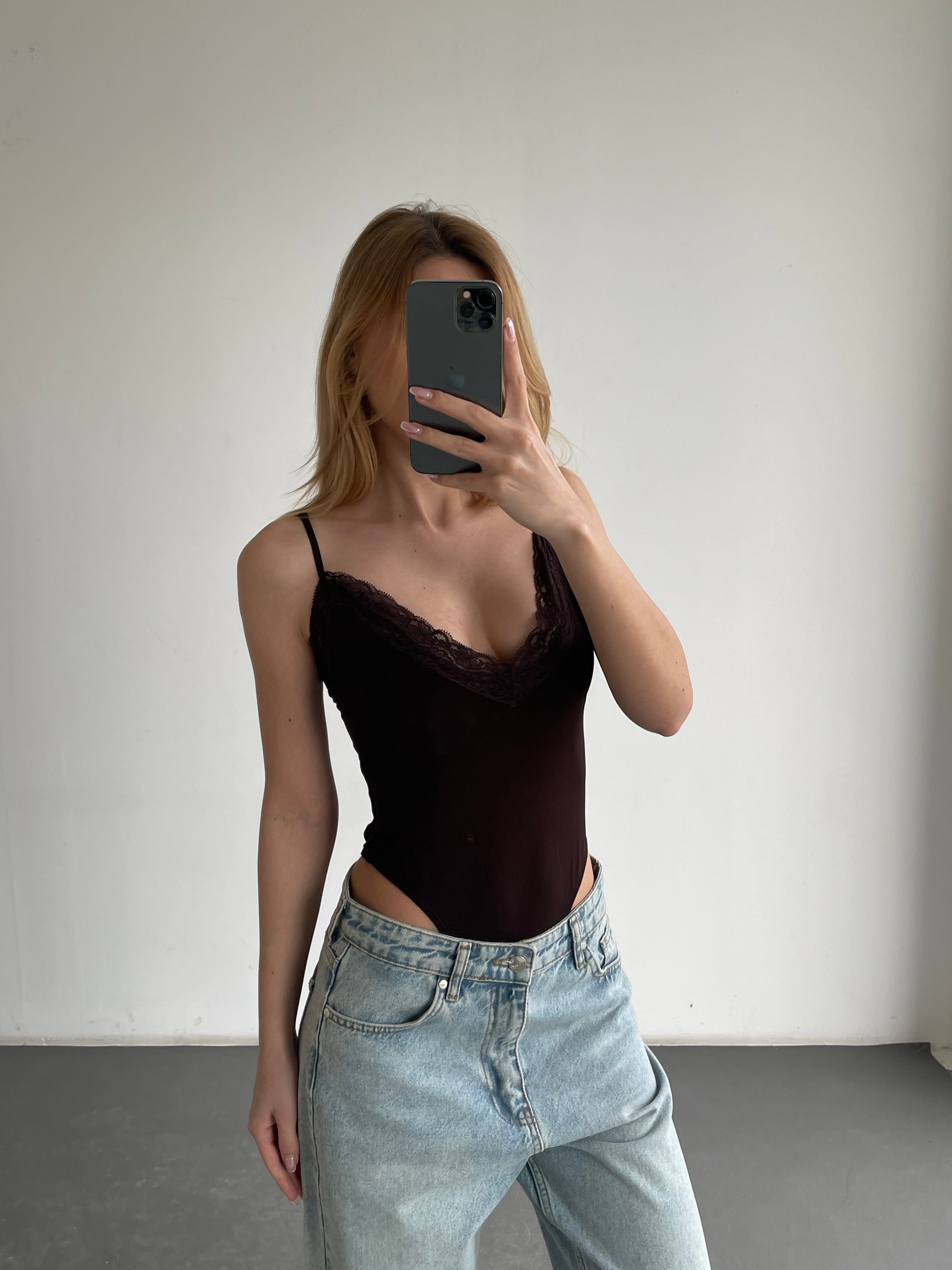 Dantel Detaylı İnce Askılı V Yaka Bodysuit