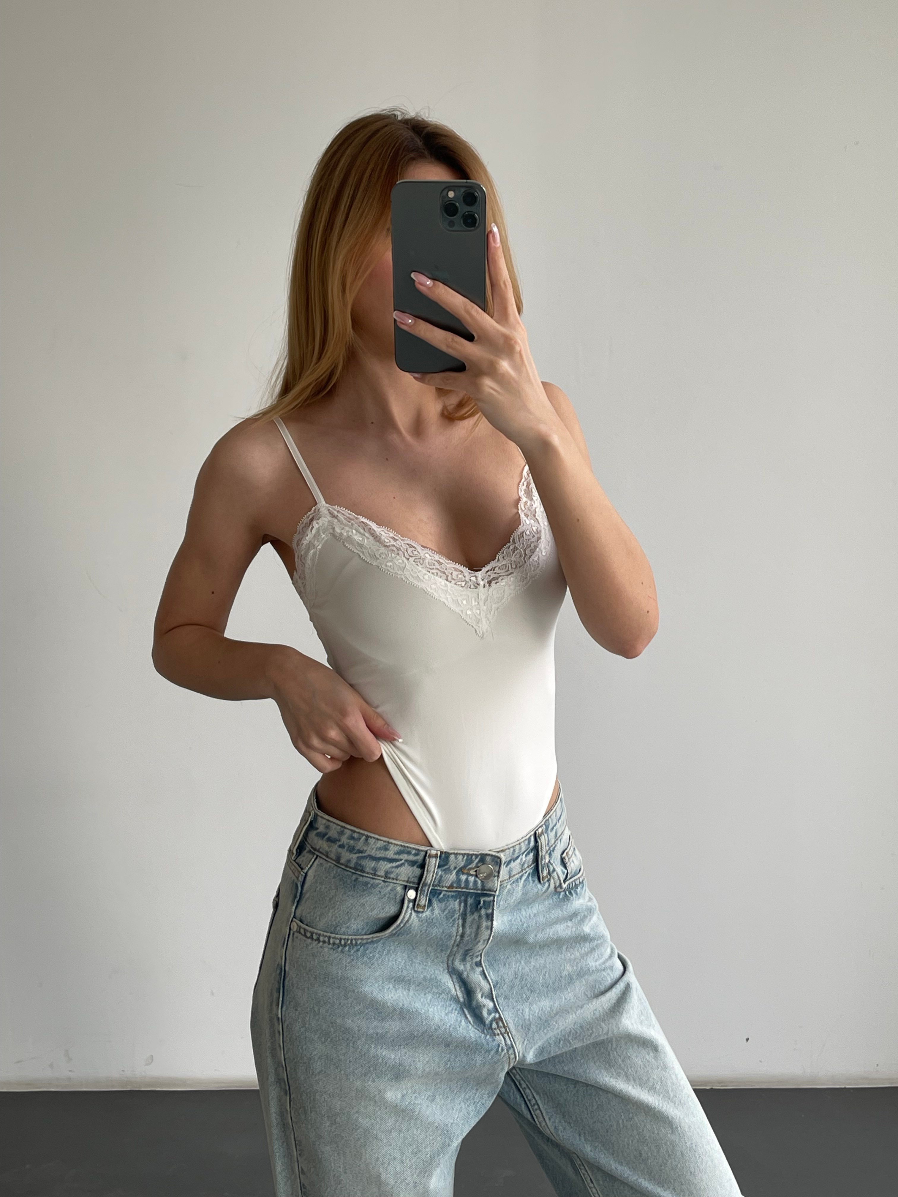 Dantel Detaylı İnce Askılı V Yaka Bodysuit