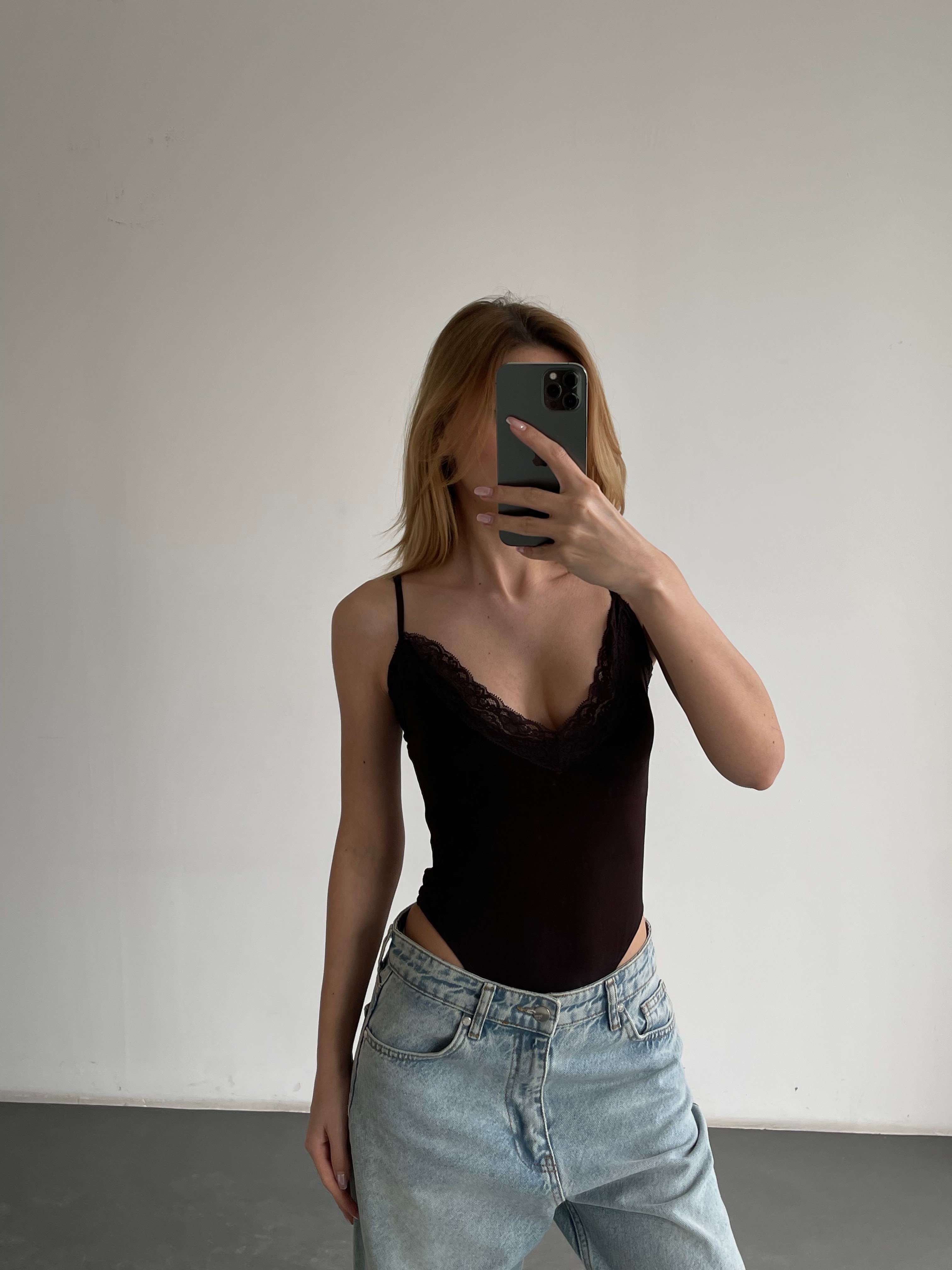 Dantel Detaylı İnce Askılı V Yaka Bodysuit