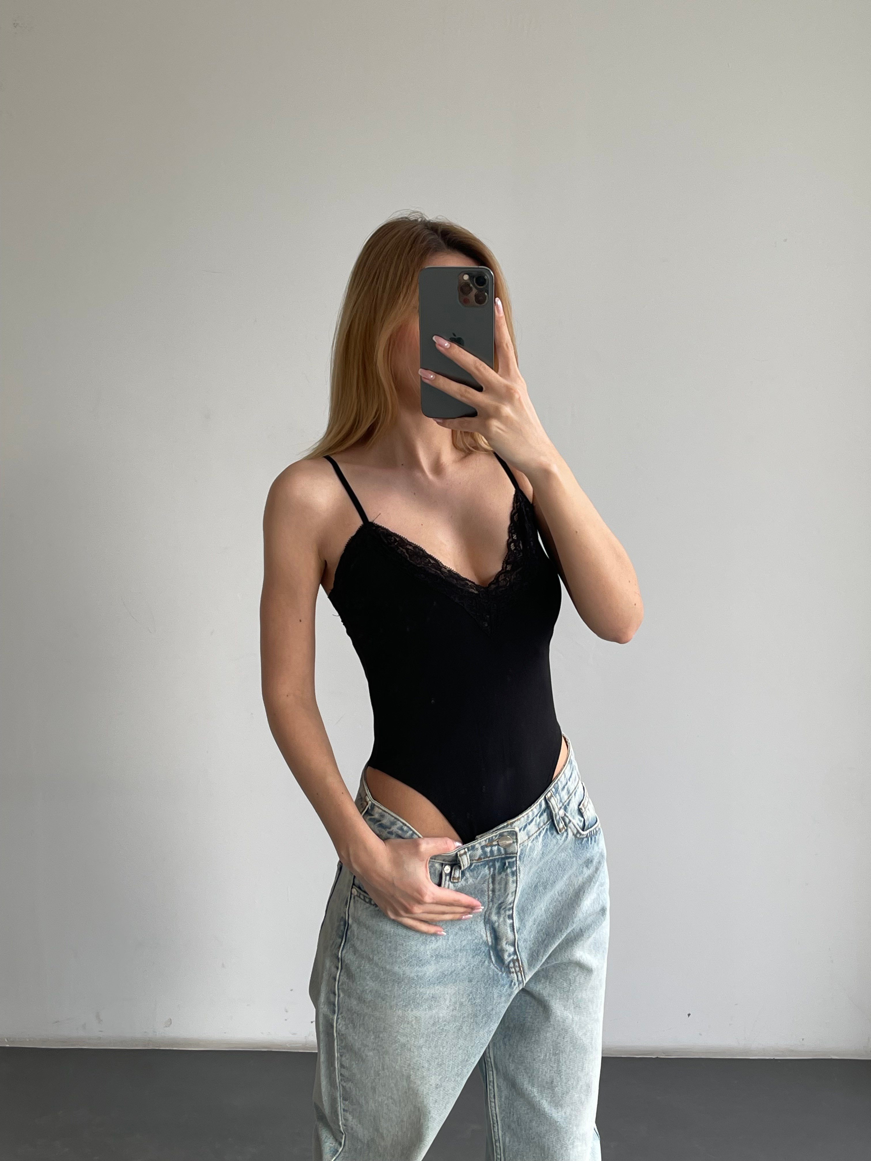 Dantel Detaylı İnce Askılı V Yaka Bodysuit