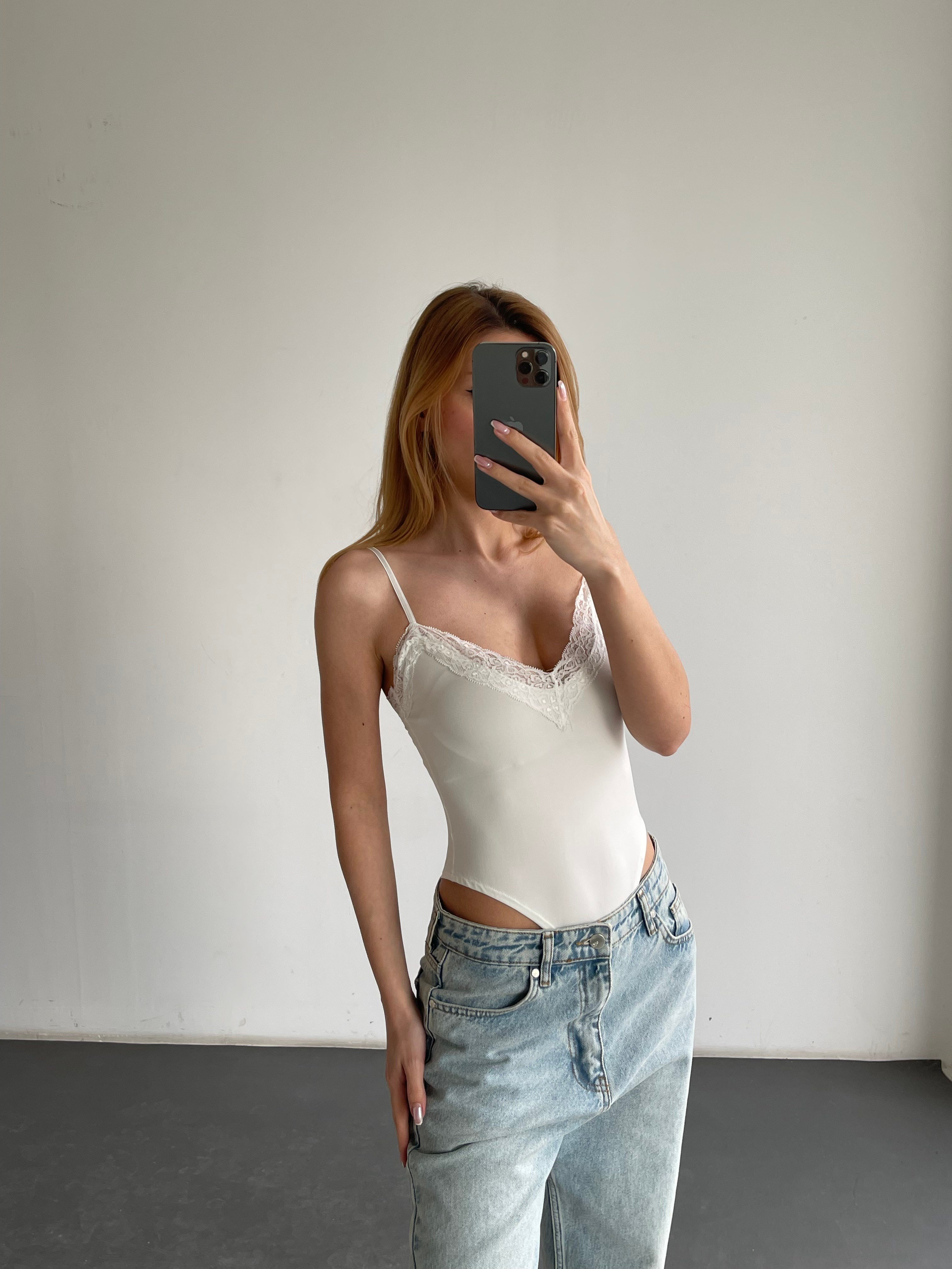 Dantel Detaylı İnce Askılı V Yaka Bodysuit