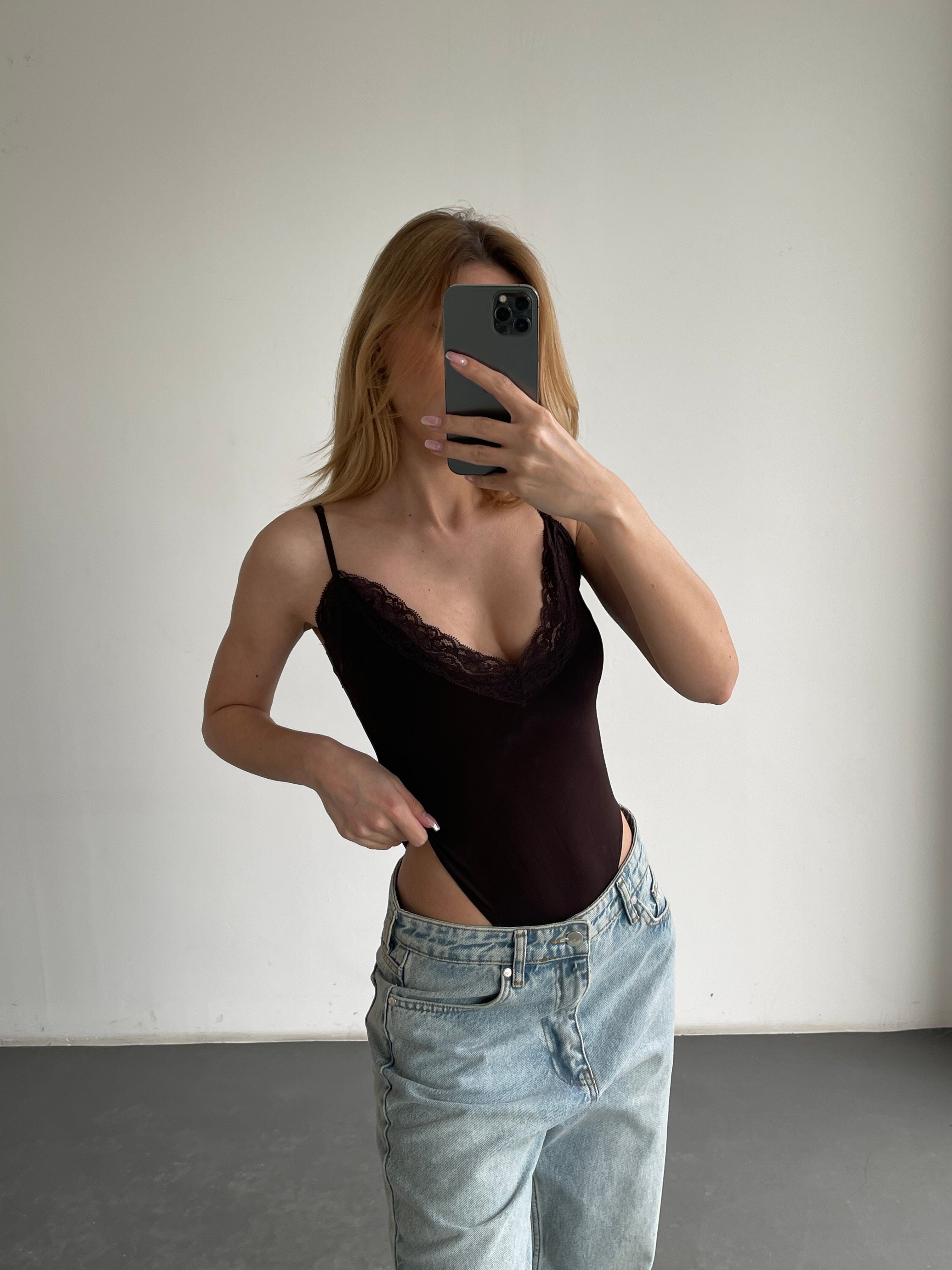 Dantel Detaylı İnce Askılı V Yaka Bodysuit