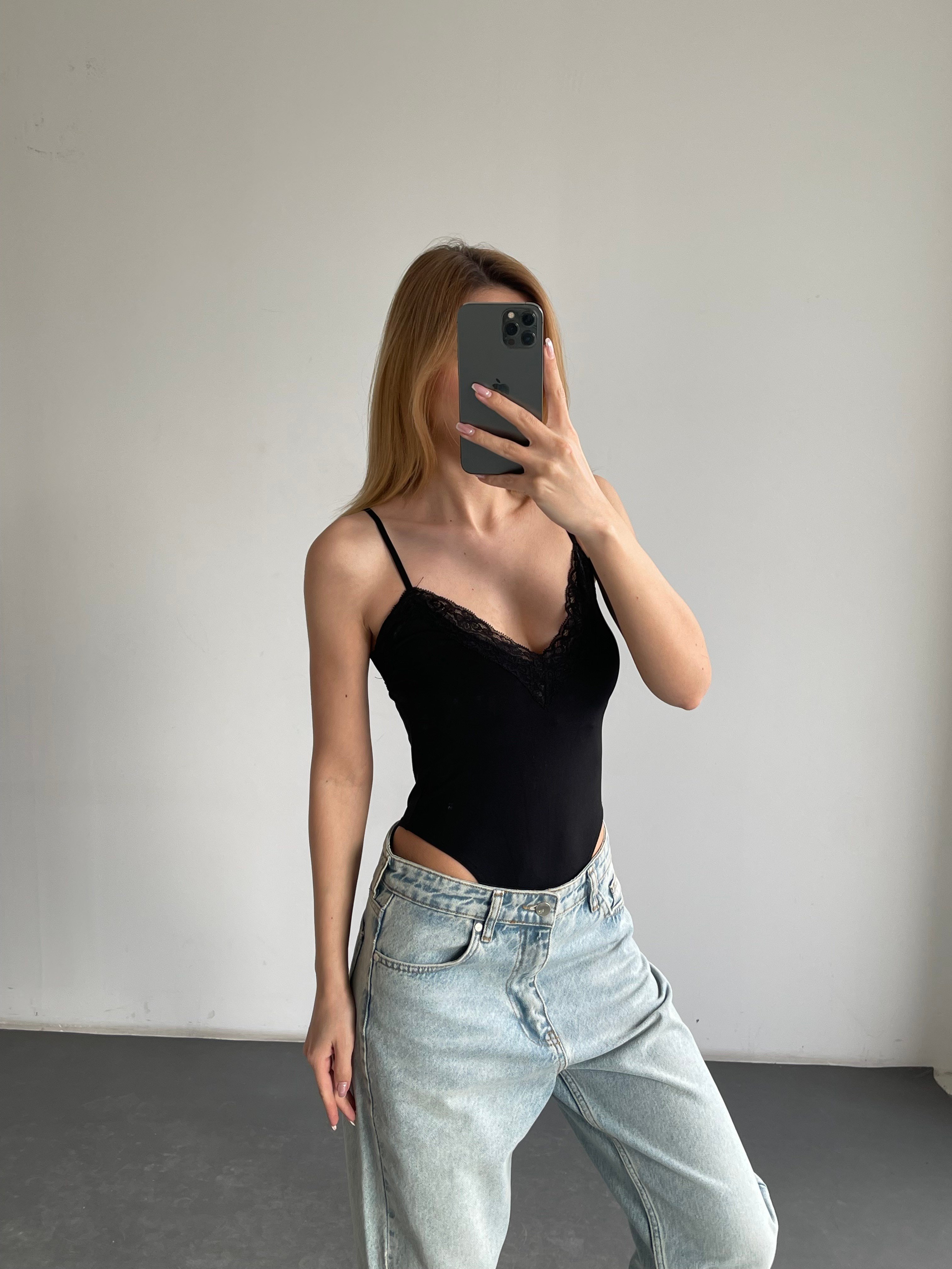 Dantel Detaylı İnce Askılı V Yaka Bodysuit