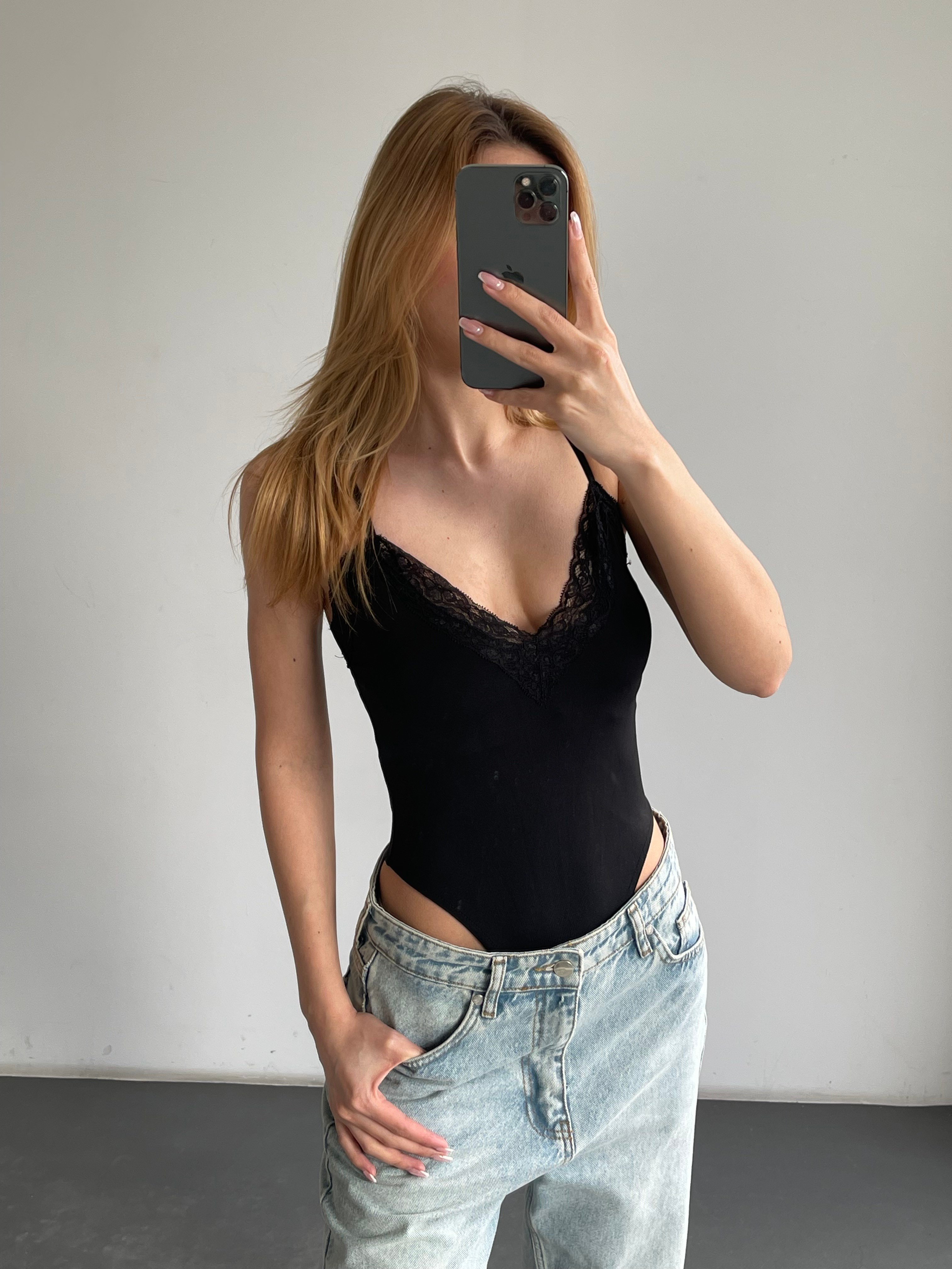 Dantel Detaylı İnce Askılı V Yaka Bodysuit