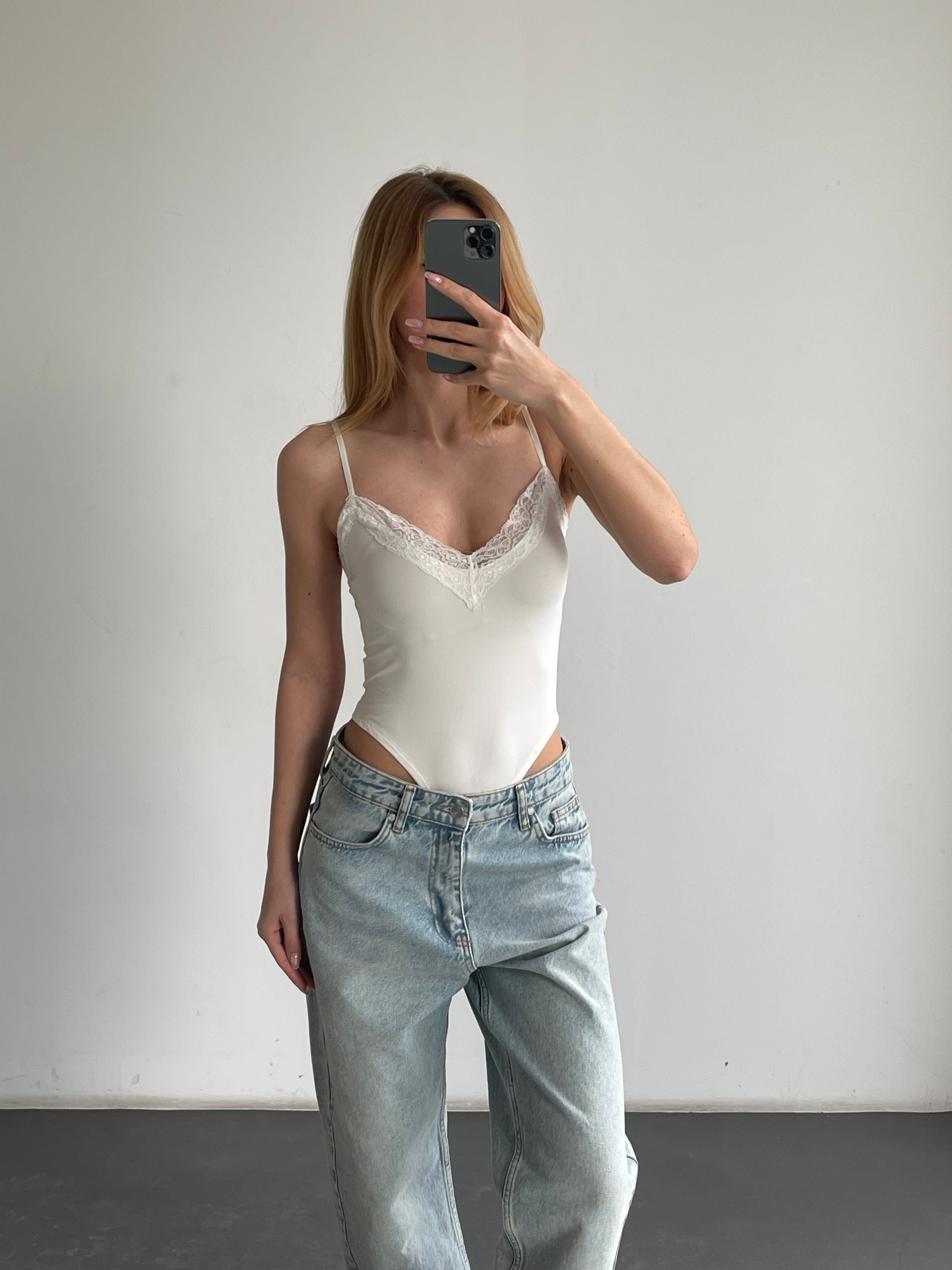 Dantel Detaylı İnce Askılı V Yaka Bodysuit