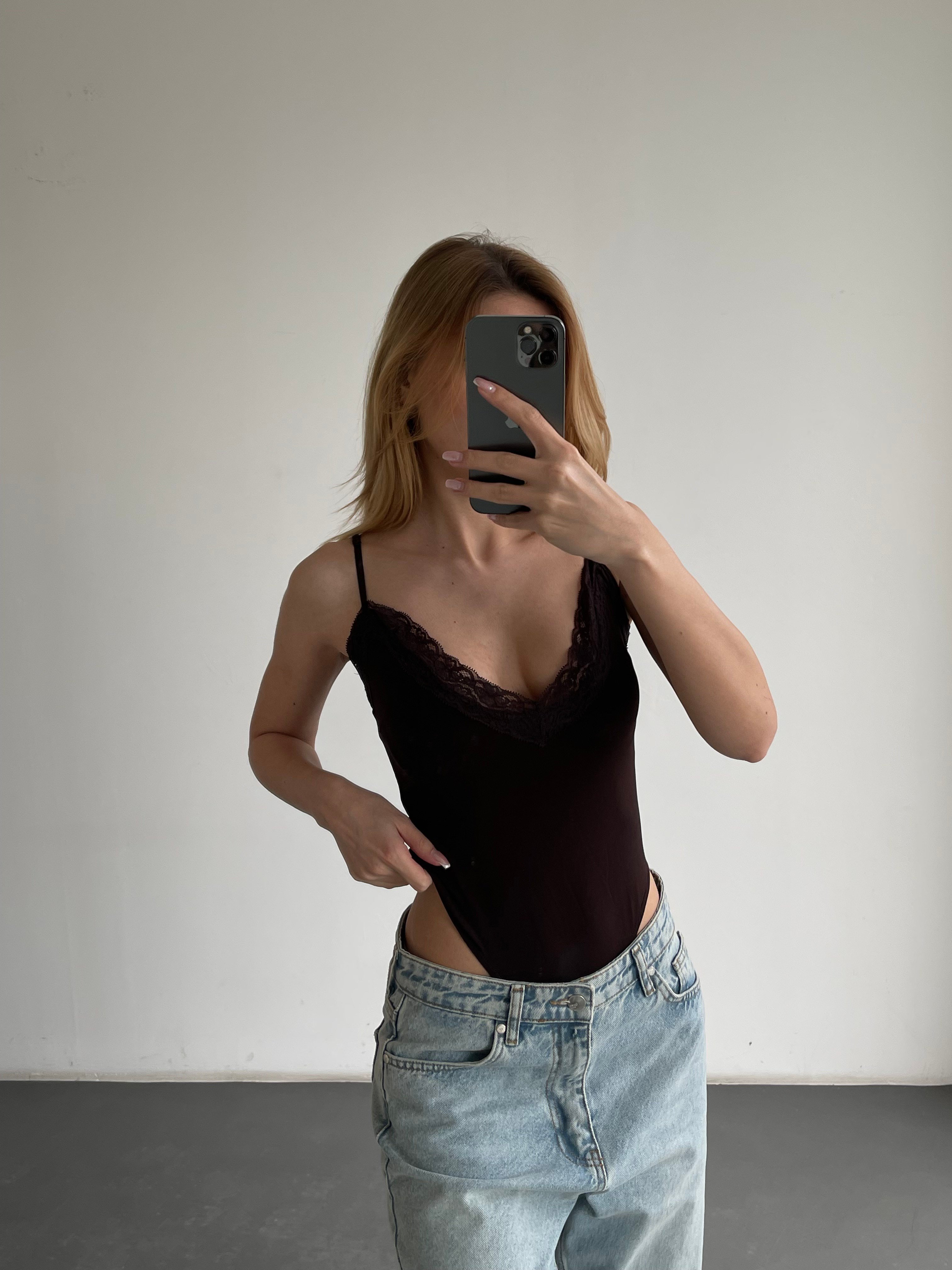 Dantel Detaylı İnce Askılı V Yaka Bodysuit