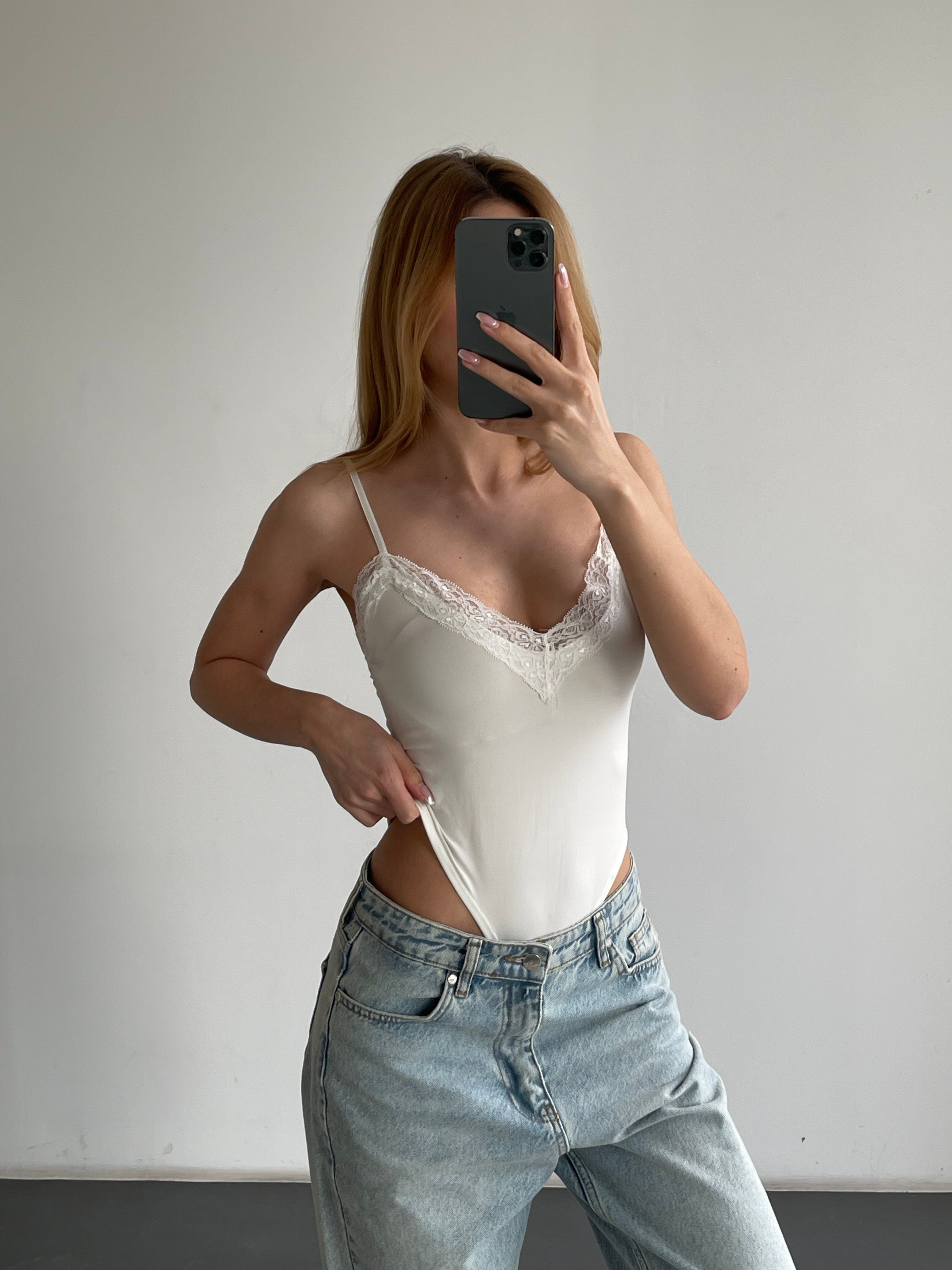 Dantel Detaylı İnce Askılı V Yaka Bodysuit