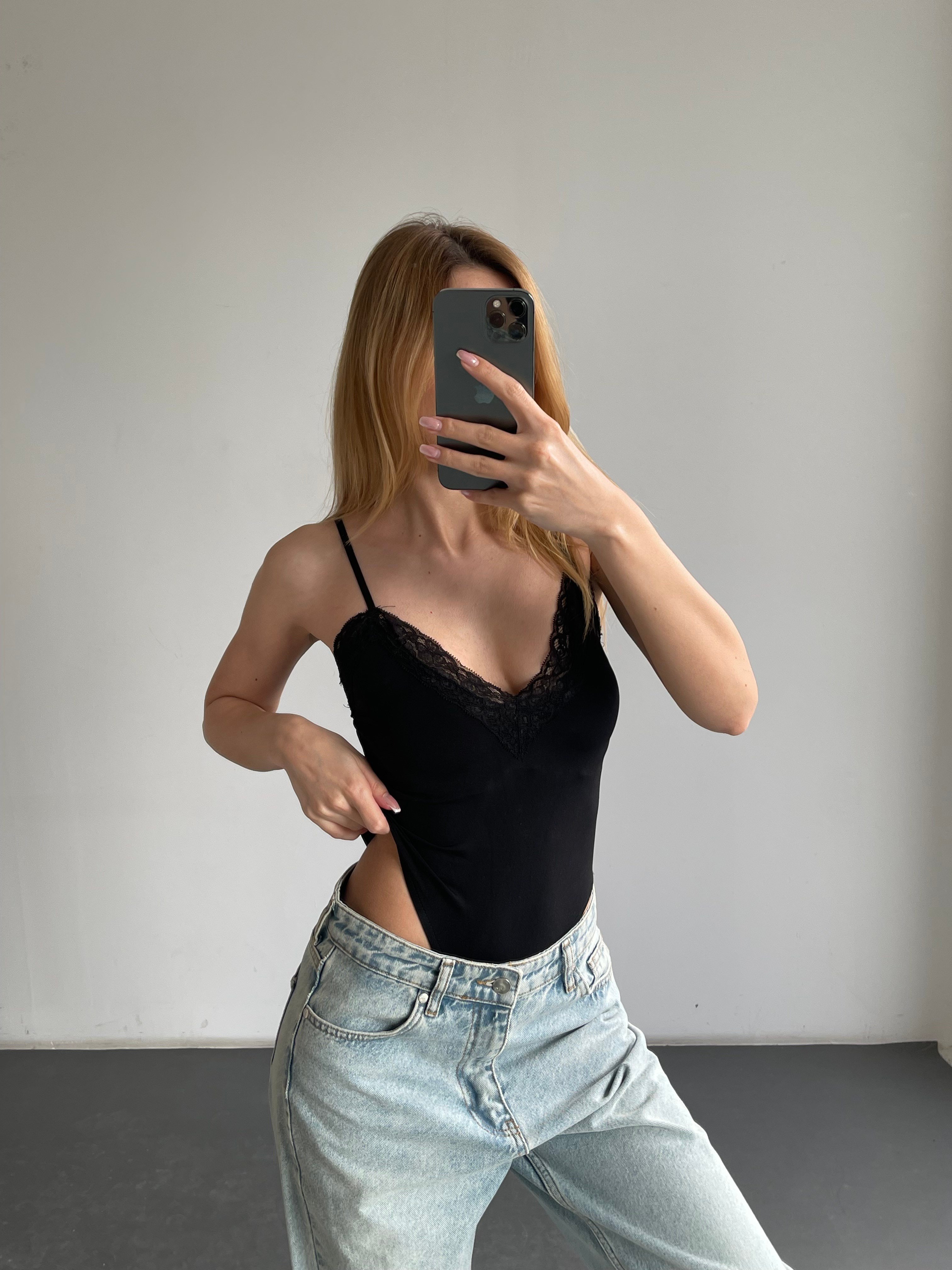 Dantel Detaylı İnce Askılı V Yaka Bodysuit