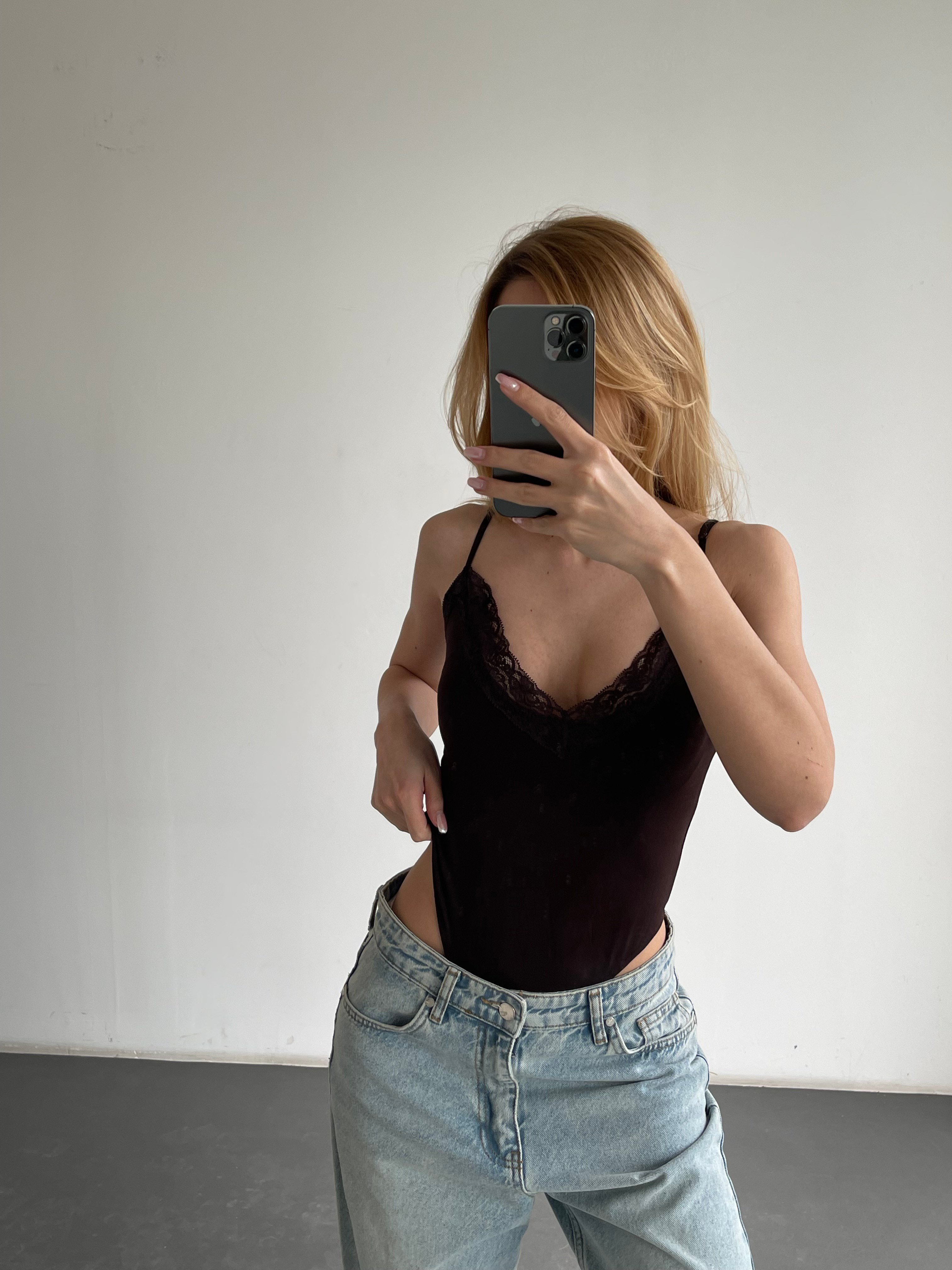 Dantel Detaylı İnce Askılı V Yaka Bodysuit