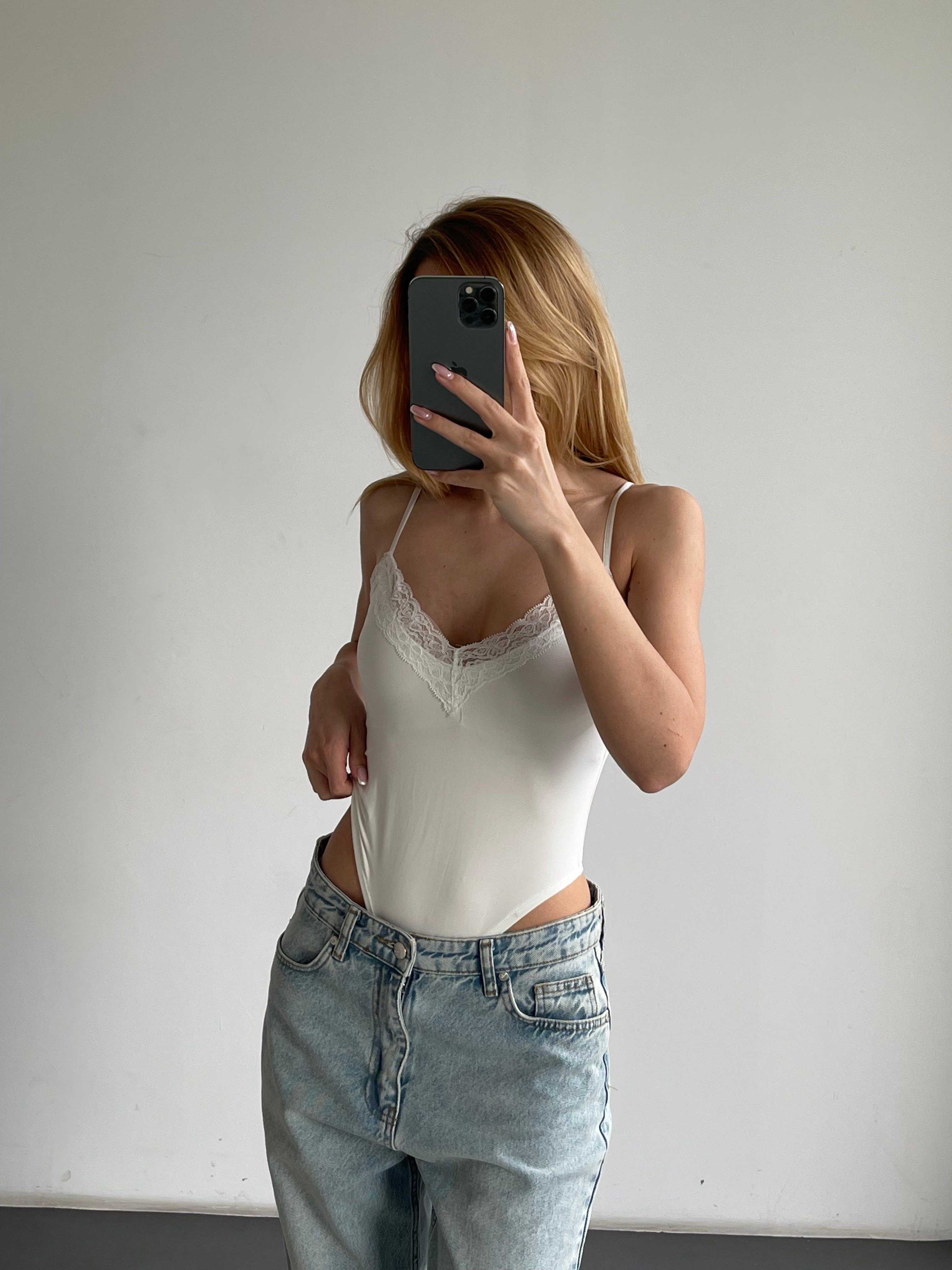 Dantel Detaylı İnce Askılı V Yaka Bodysuit