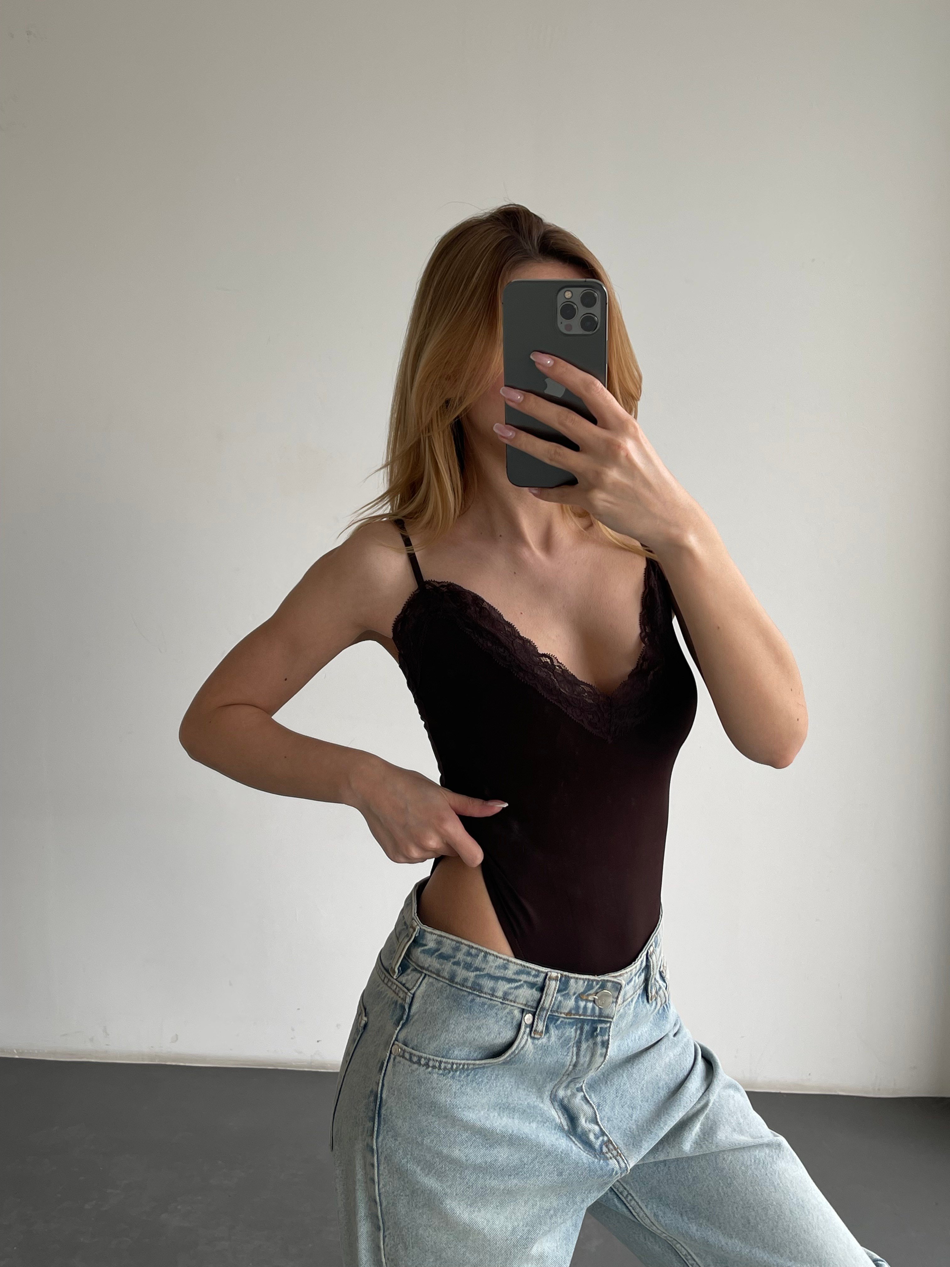 Dantel Detaylı İnce Askılı V Yaka Bodysuit