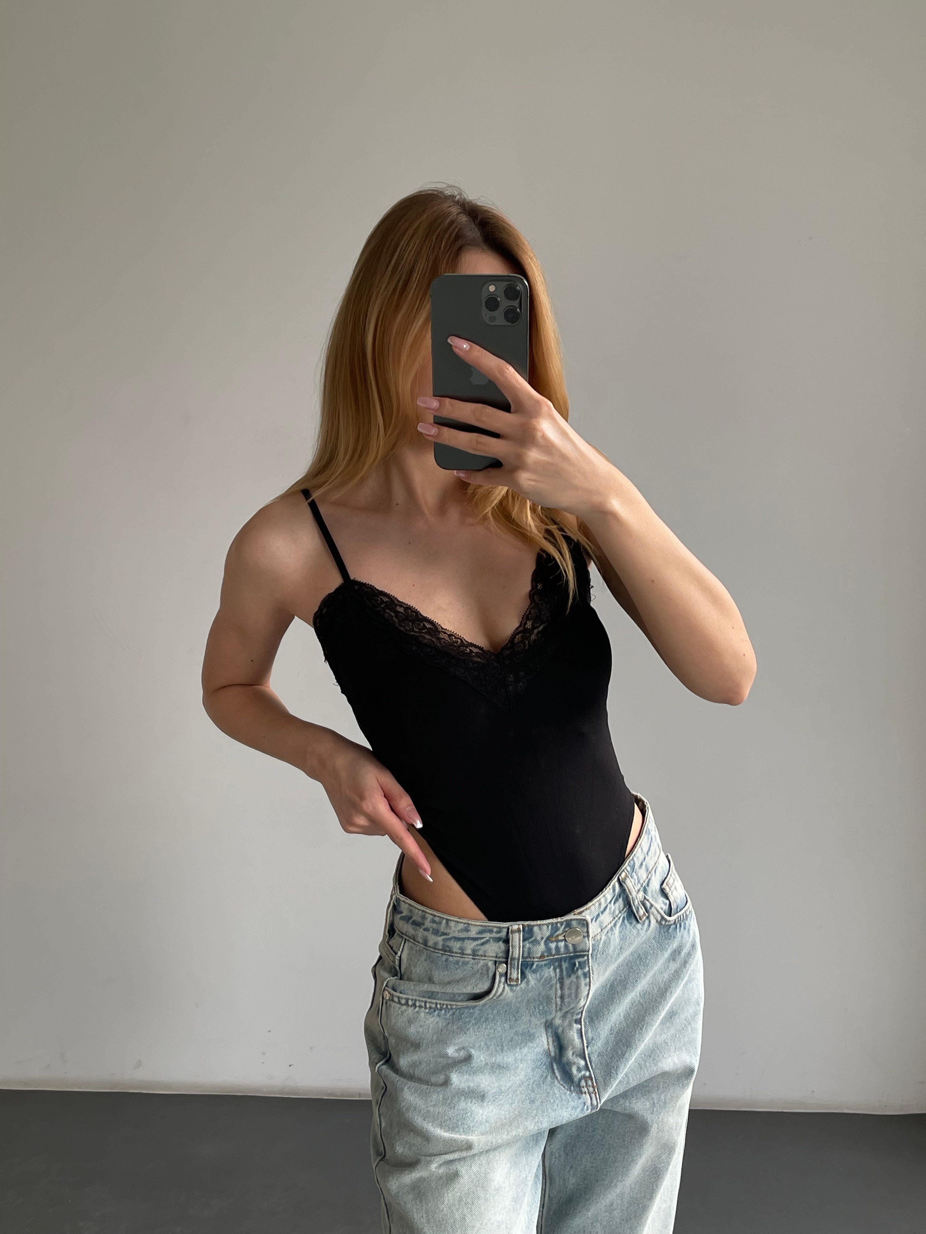 Dantel Detaylı İnce Askılı V Yaka Bodysuit