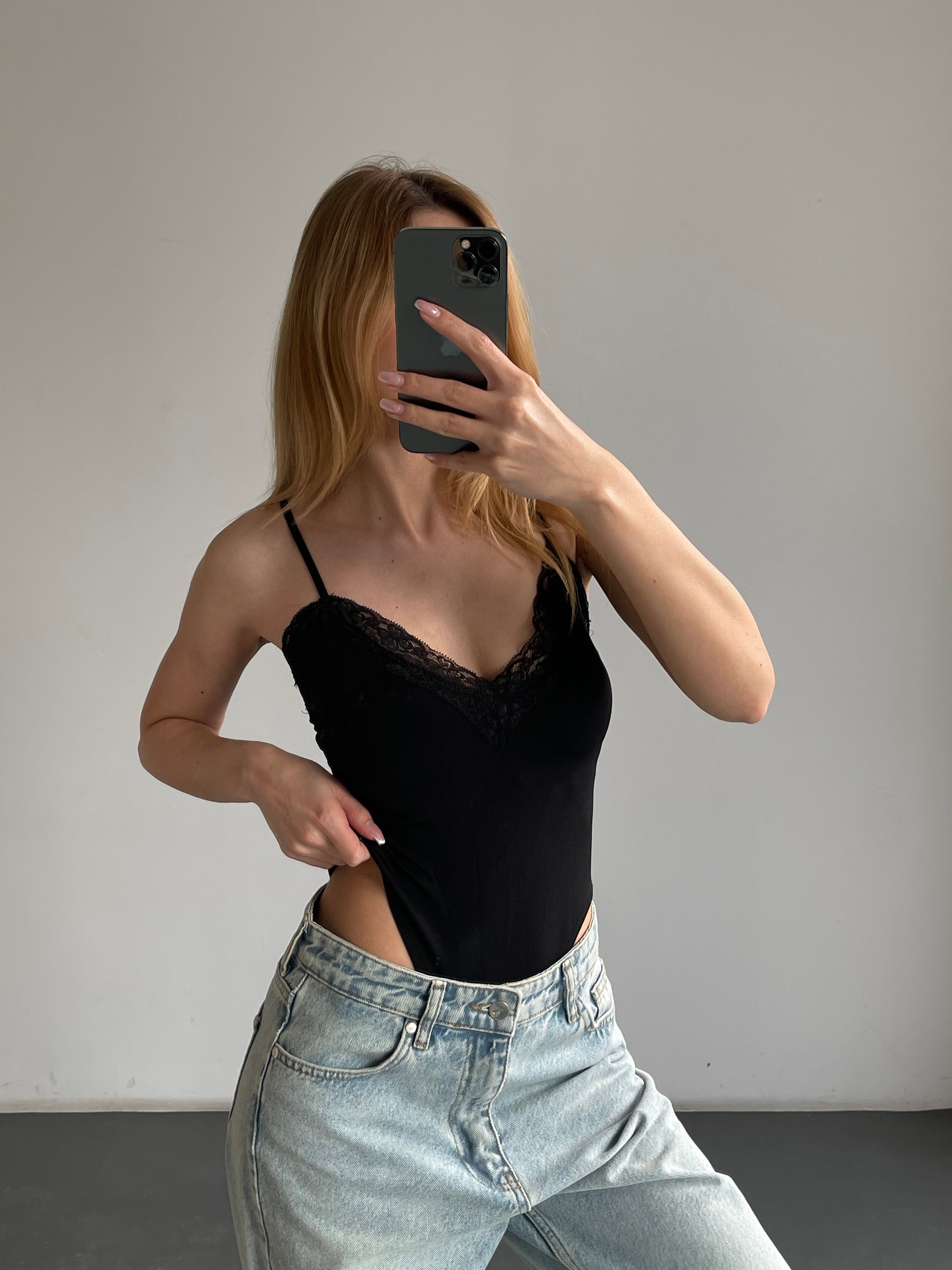 Dantel Detaylı İnce Askılı V Yaka Bodysuit
