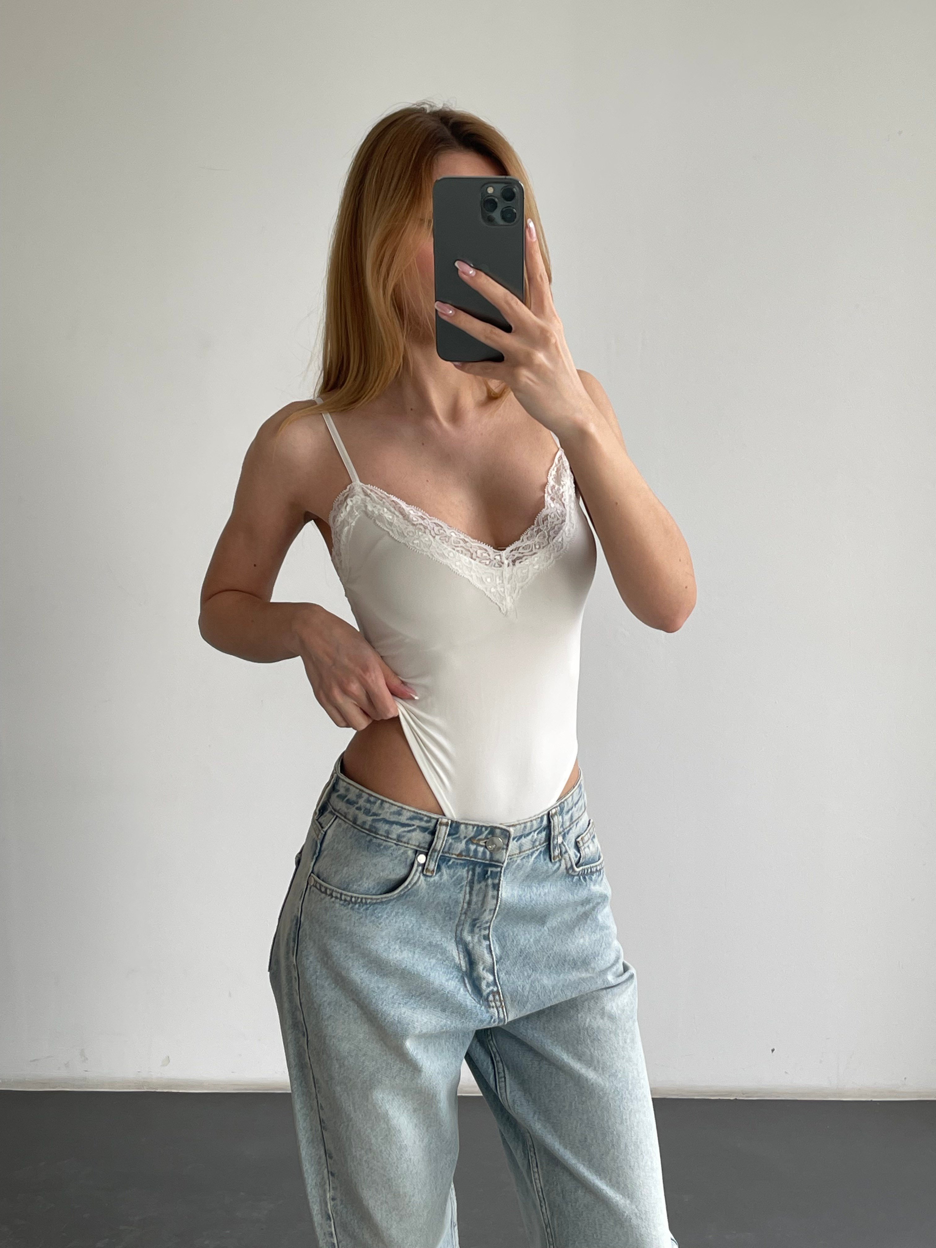 Dantel Detaylı İnce Askılı V Yaka Bodysuit