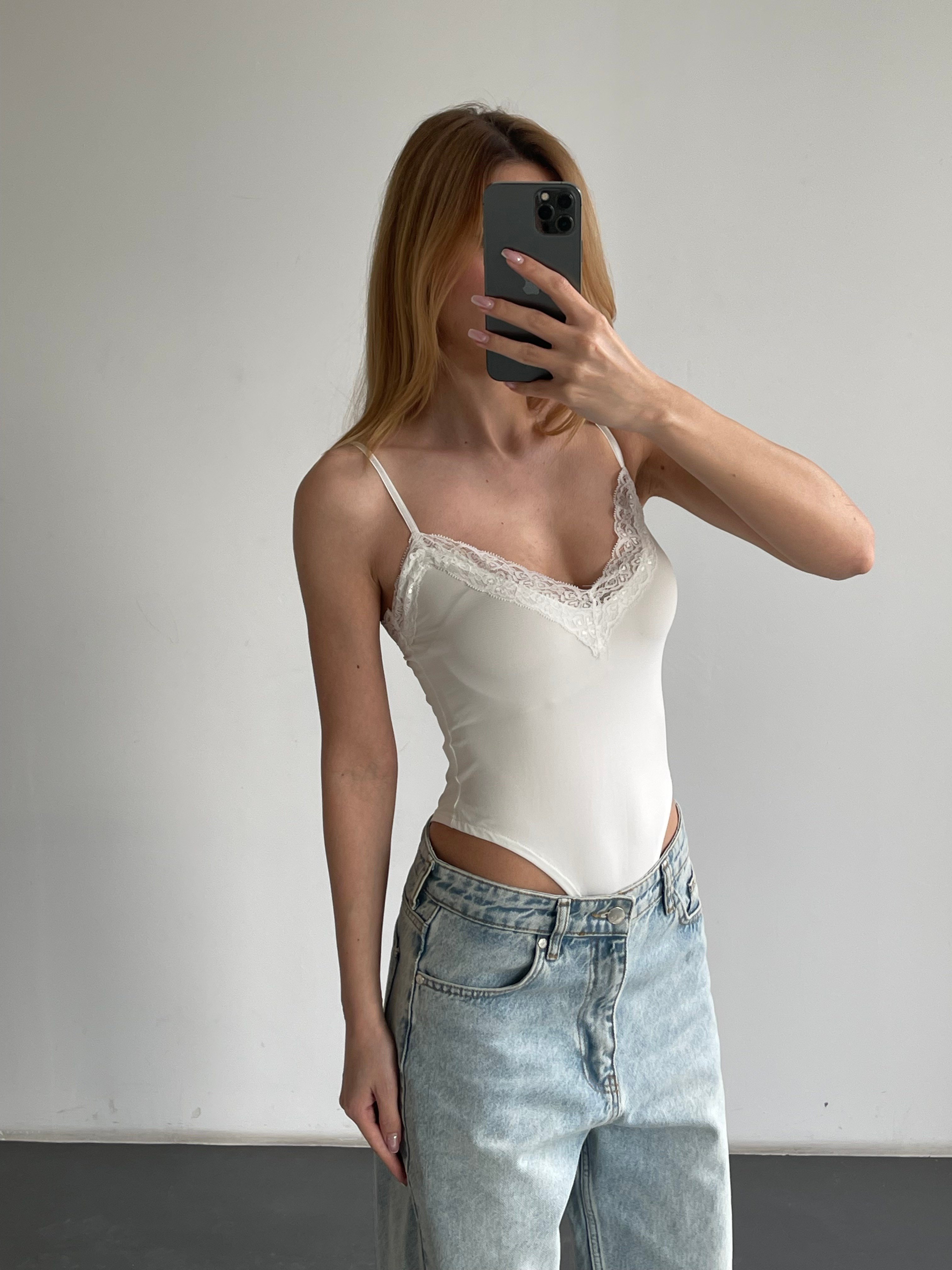 Dantel Detaylı İnce Askılı V Yaka Bodysuit