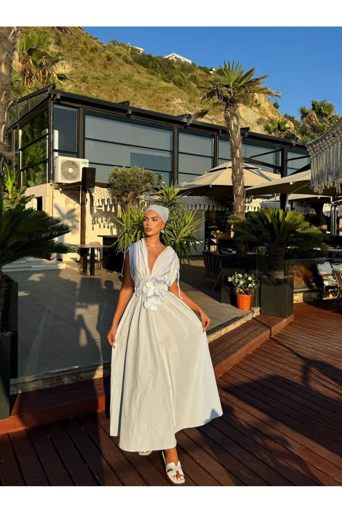 Kadın Çiçek Aksesuarlı Büzgü Detaylı Elbise
