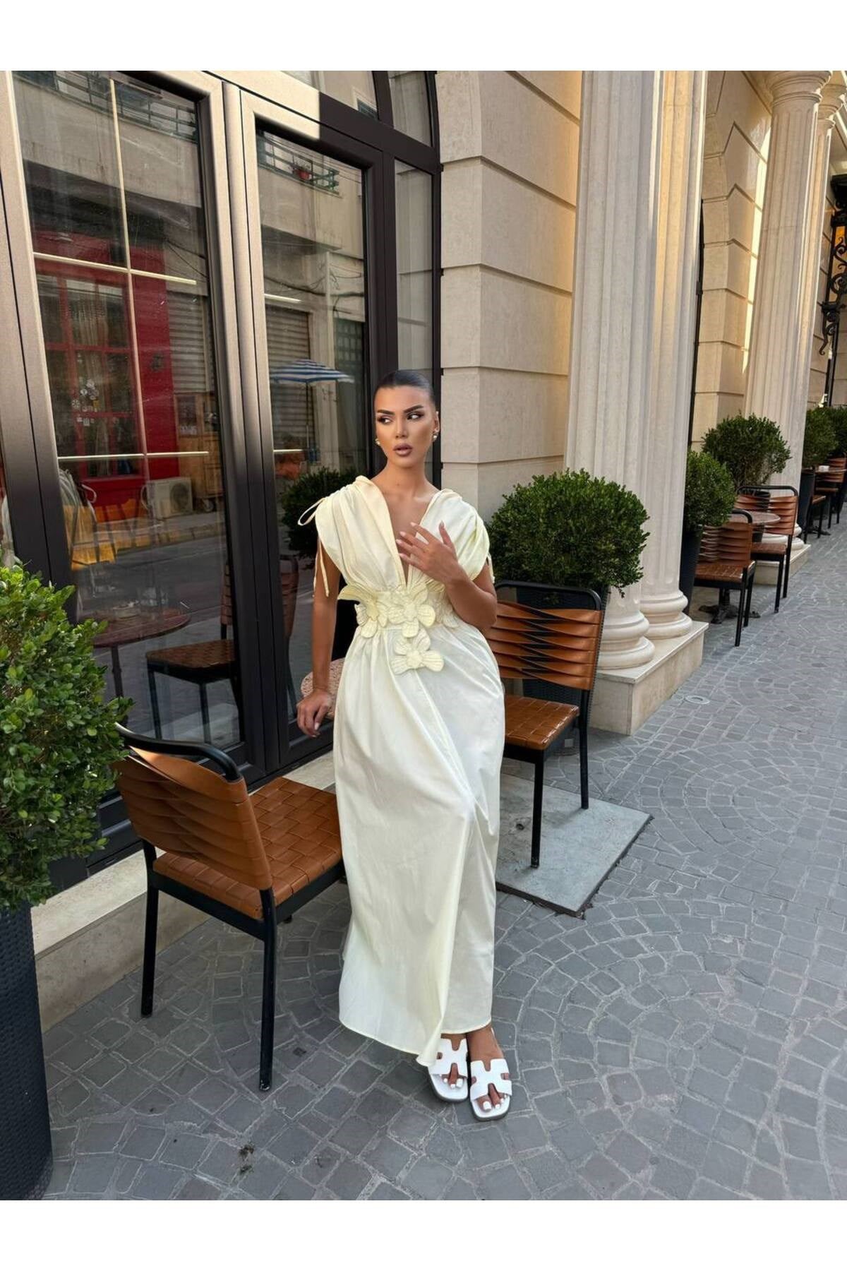 Kadın Çiçek Aksesuarlı Büzgü Detaylı Elbise