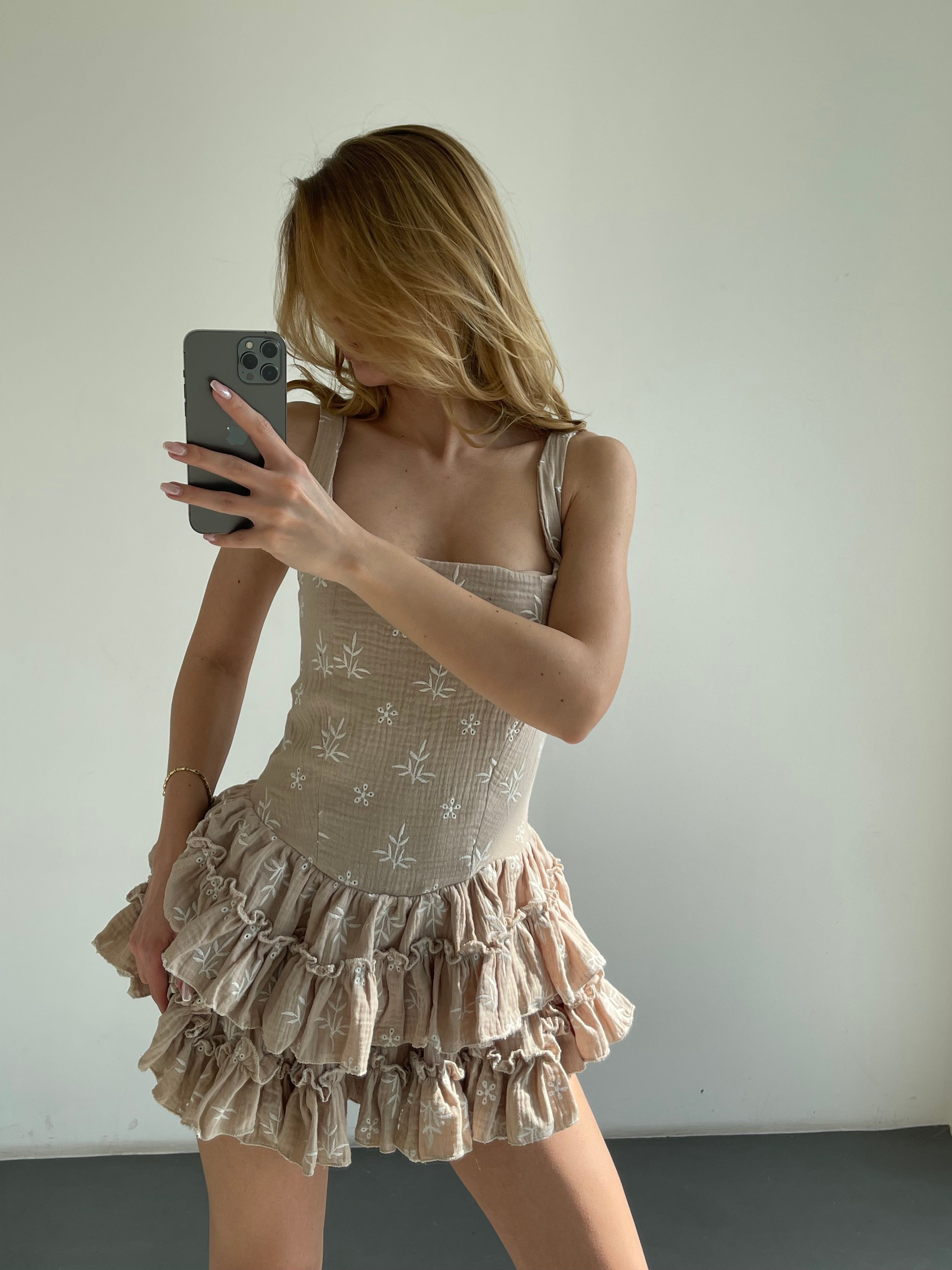 Nakış Detaylı Kat Kat Fırfırlı Muslin Elbise