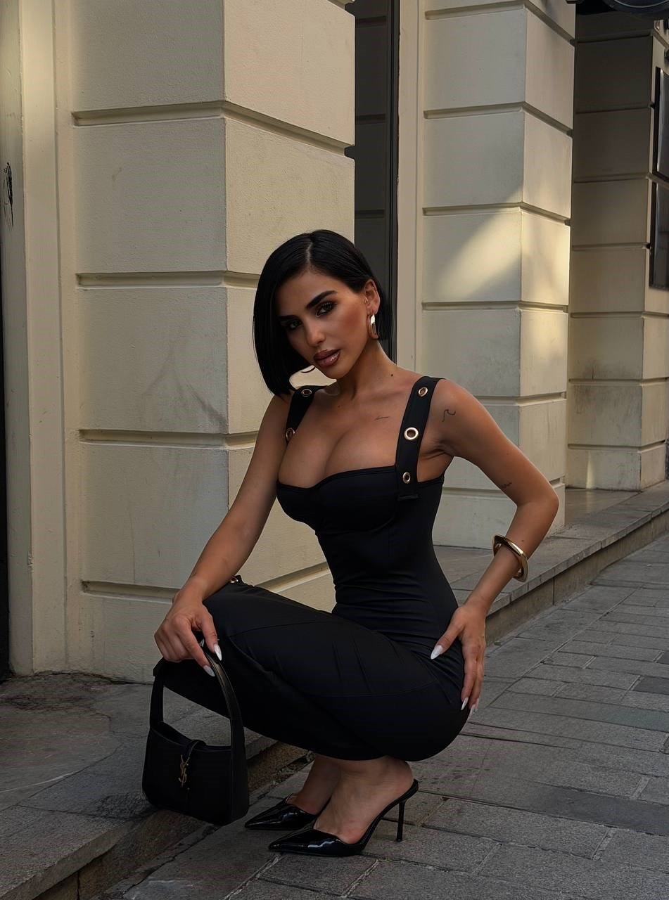 Siyah Kuşgözü Detaylı Yırtmaçlı Midi Elbise