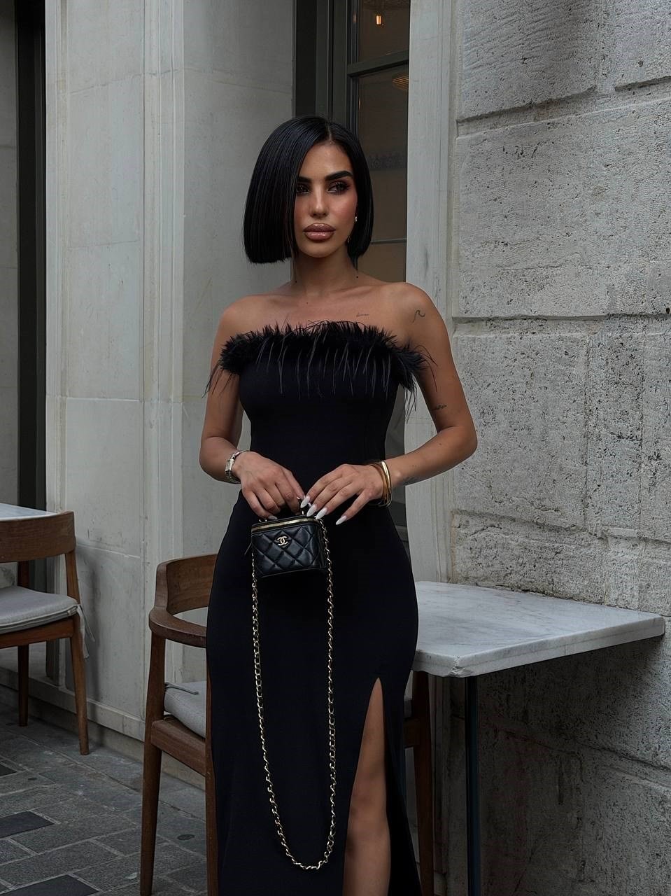 Siyah Tüy Detaylı Yırtmaçlı Straplez Maxi Elbise