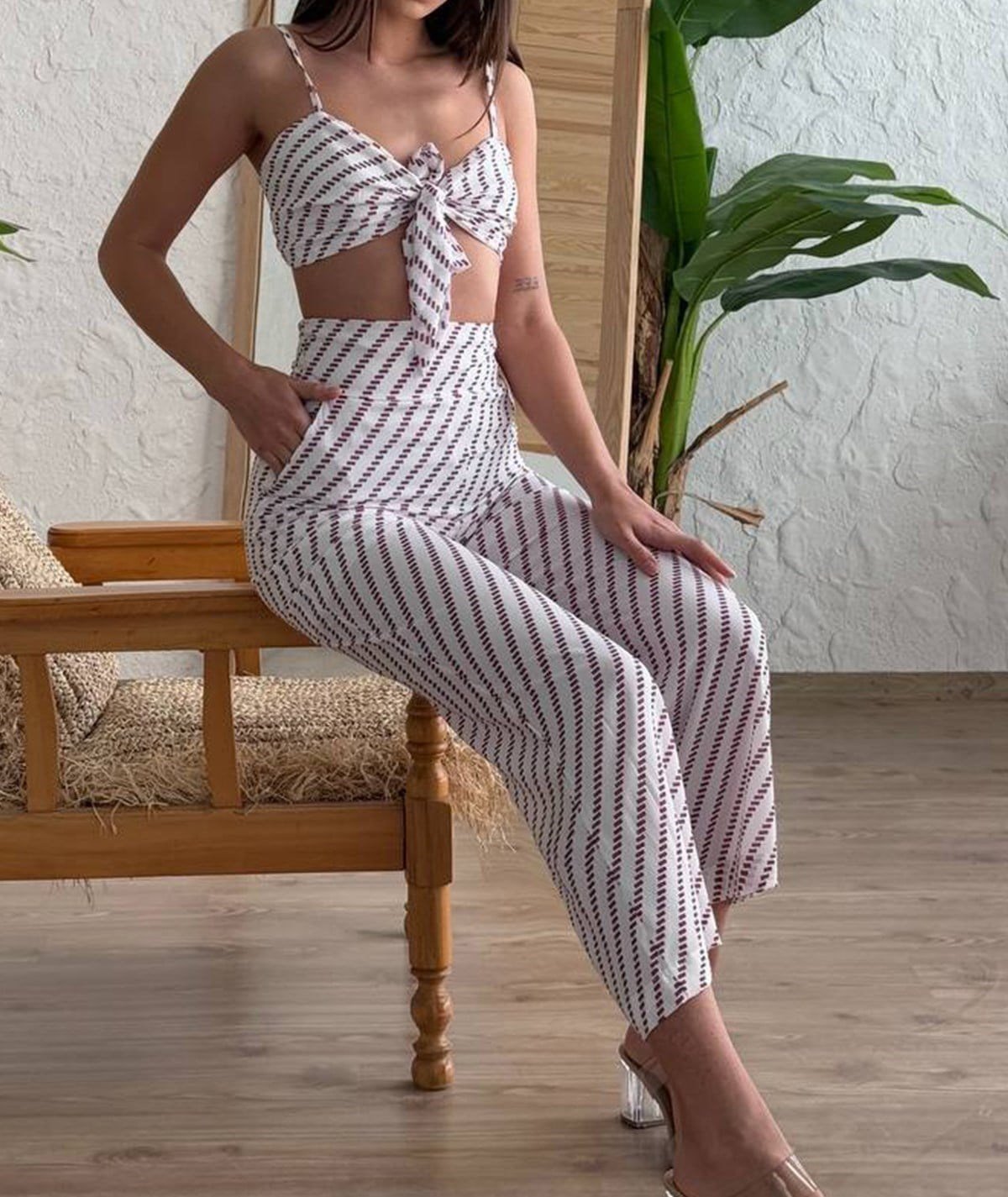 Düğüm Detaylı Dar Kesim Takım – Kahve Çizgili