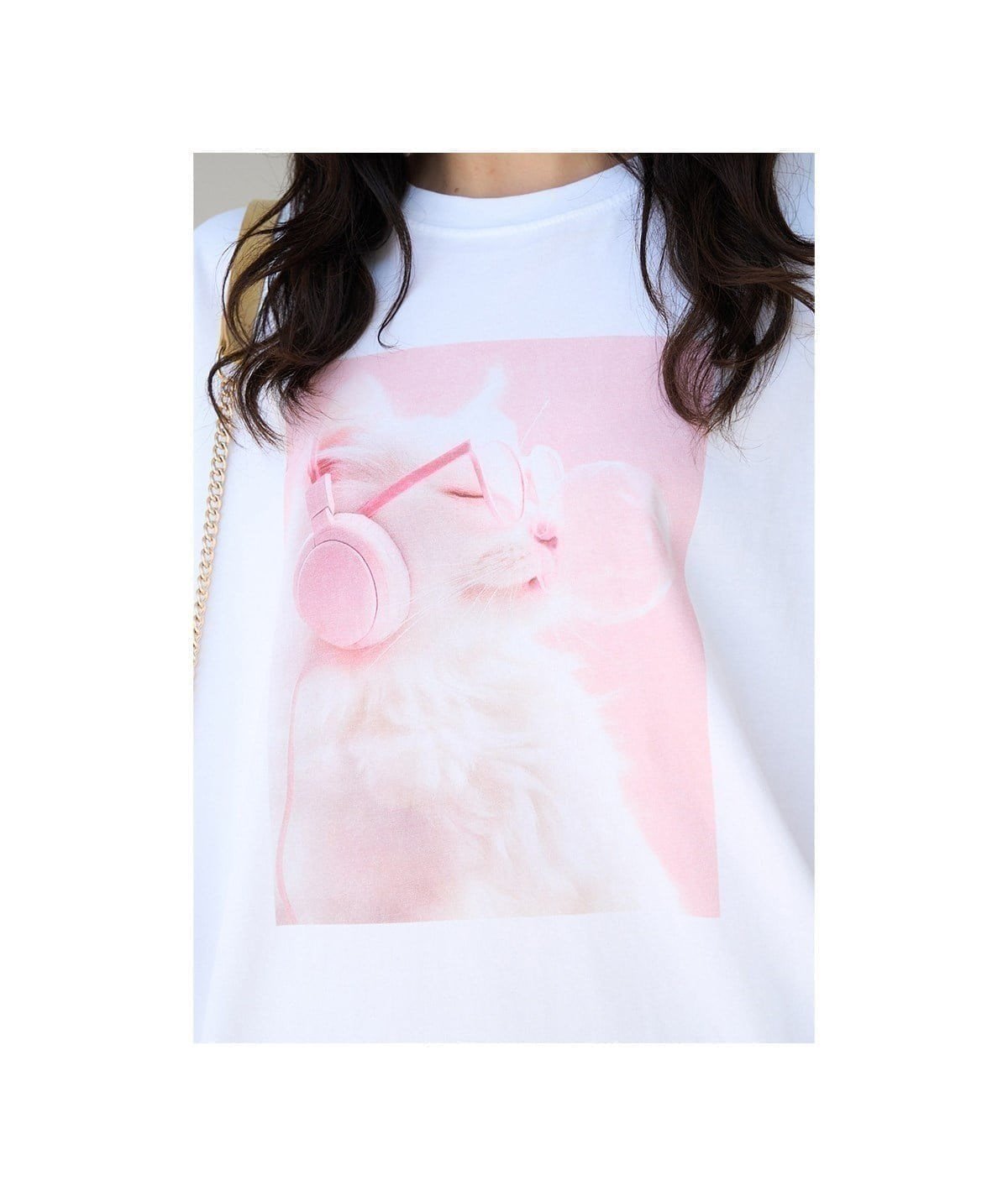 Pembe Kulaklıklı Kedi Baskılı Tişört – Beyaz
