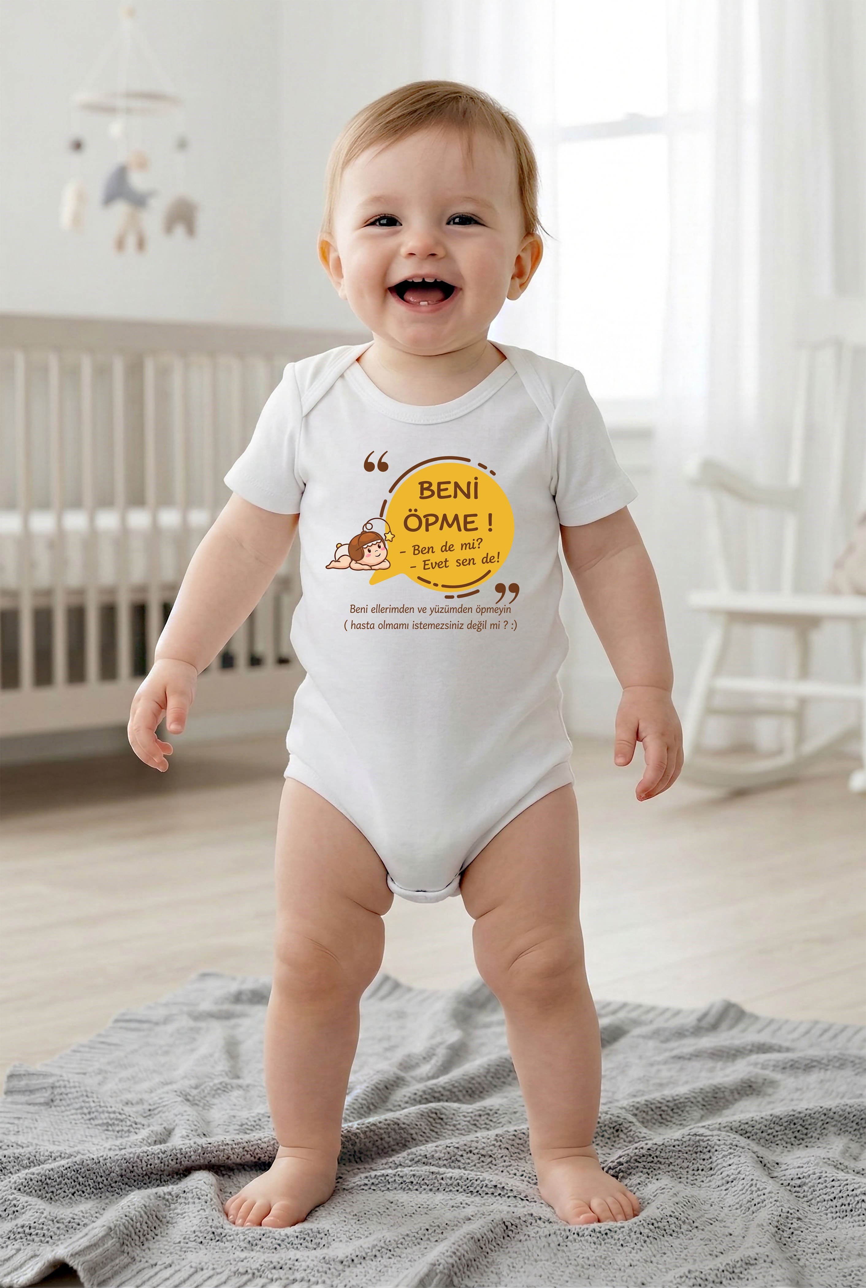 Beyaz kısa kol Beni Öpme temalı baskılı Bebek Zıbın Bisiklet Yaka Unisex Body %100 Pamuk