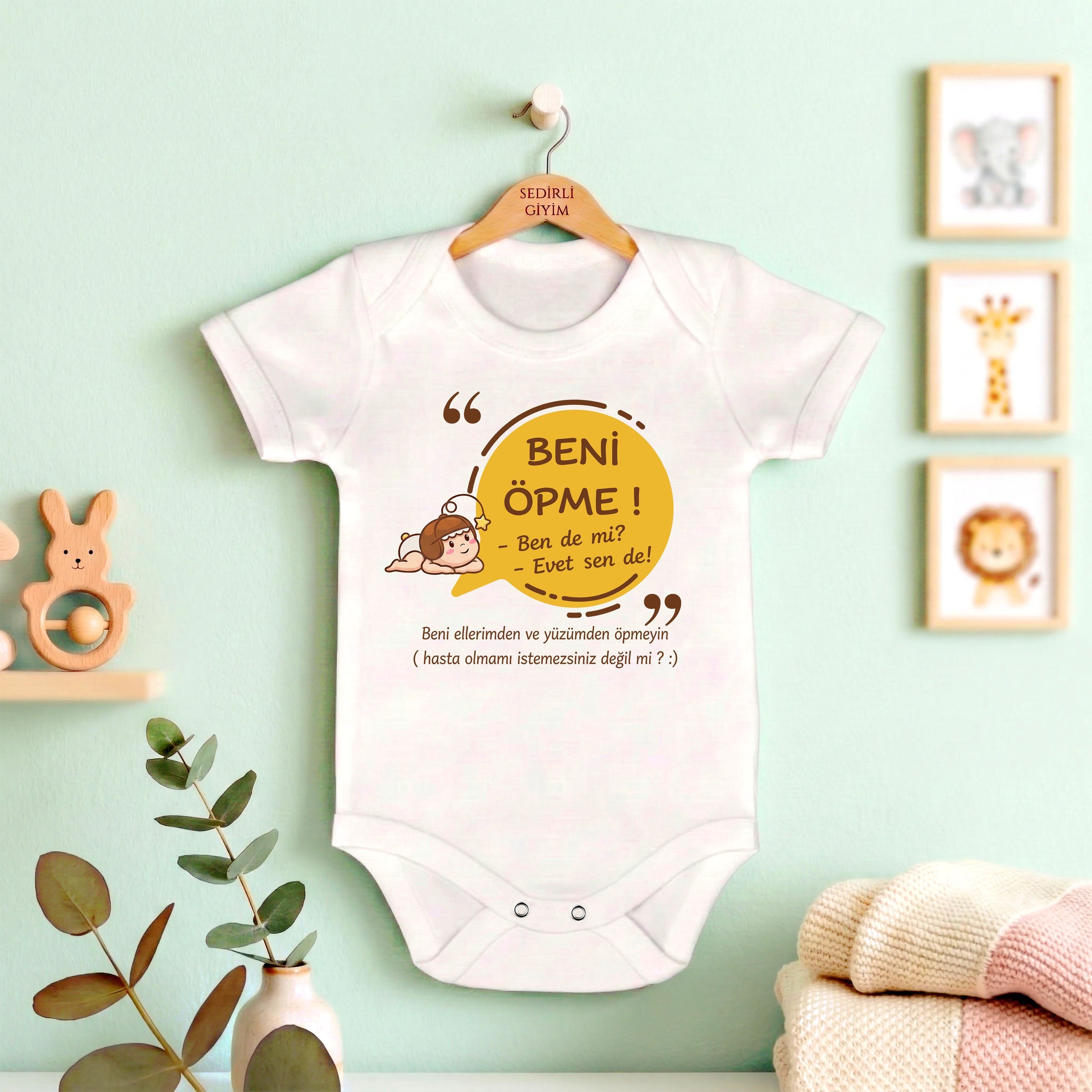 Beyaz kısa kol Beni Öpme temalı baskılı Bebek Zıbın Bisiklet Yaka Unisex Body %100 Pamuk