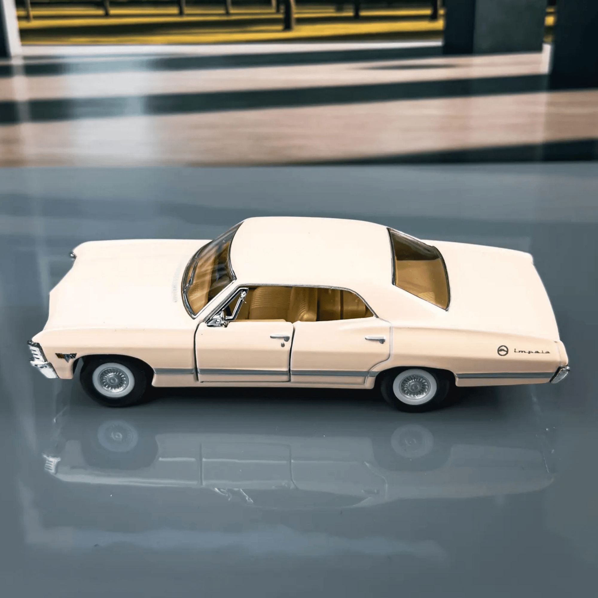 Oyuncak 1967 Chevrolet Impala 1:43 Die Cast Metal Model Araba 12,5 cm Açılır Kapılı Koleksiyonluk Klasik Araba Koleksiyonluk Hediyelik Oyuncak (Beyaz)