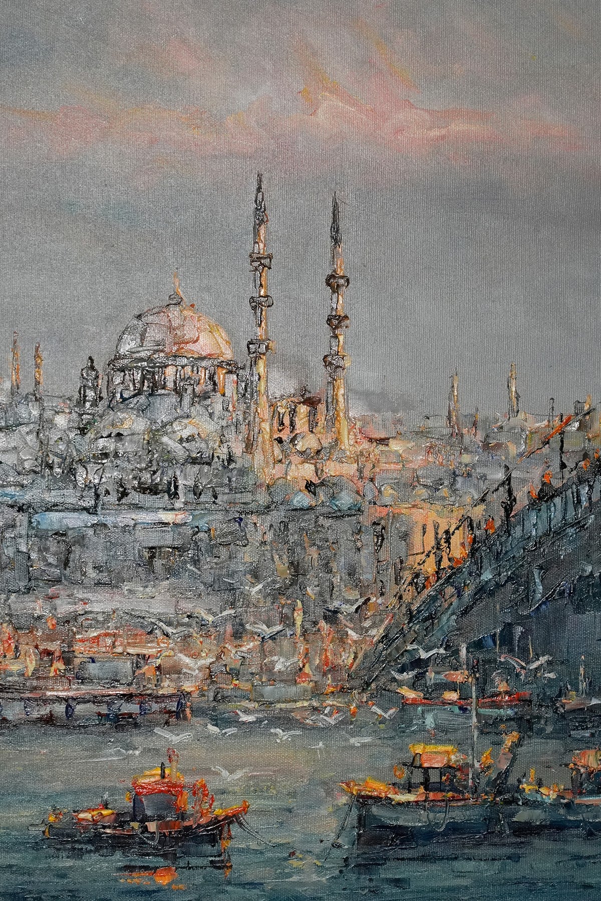 Köprü, Uçan Martılar ve Aydınlatılmış Cami Silüeti