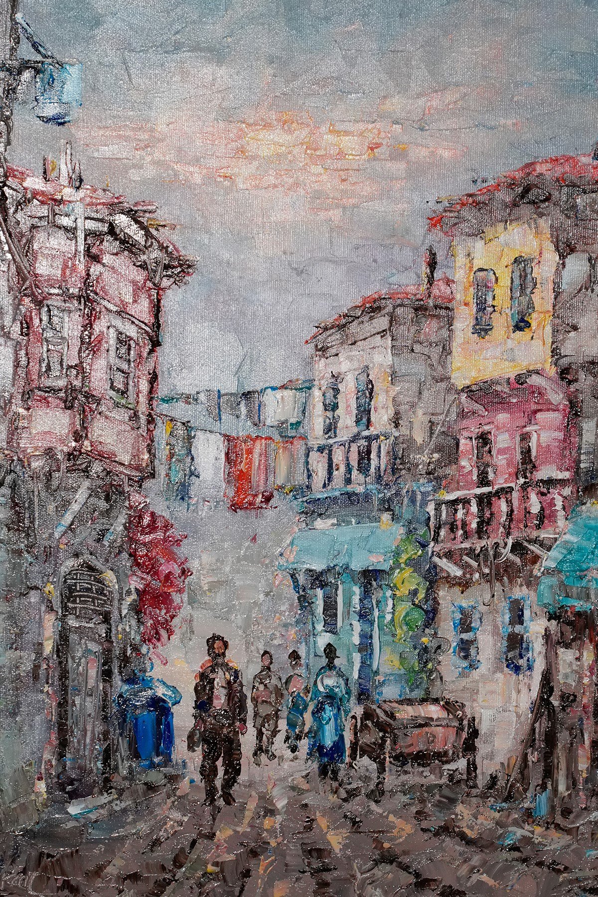 Renkli Cumbalı Evler, Asılı Çamaşırlar ve Taş Sokak