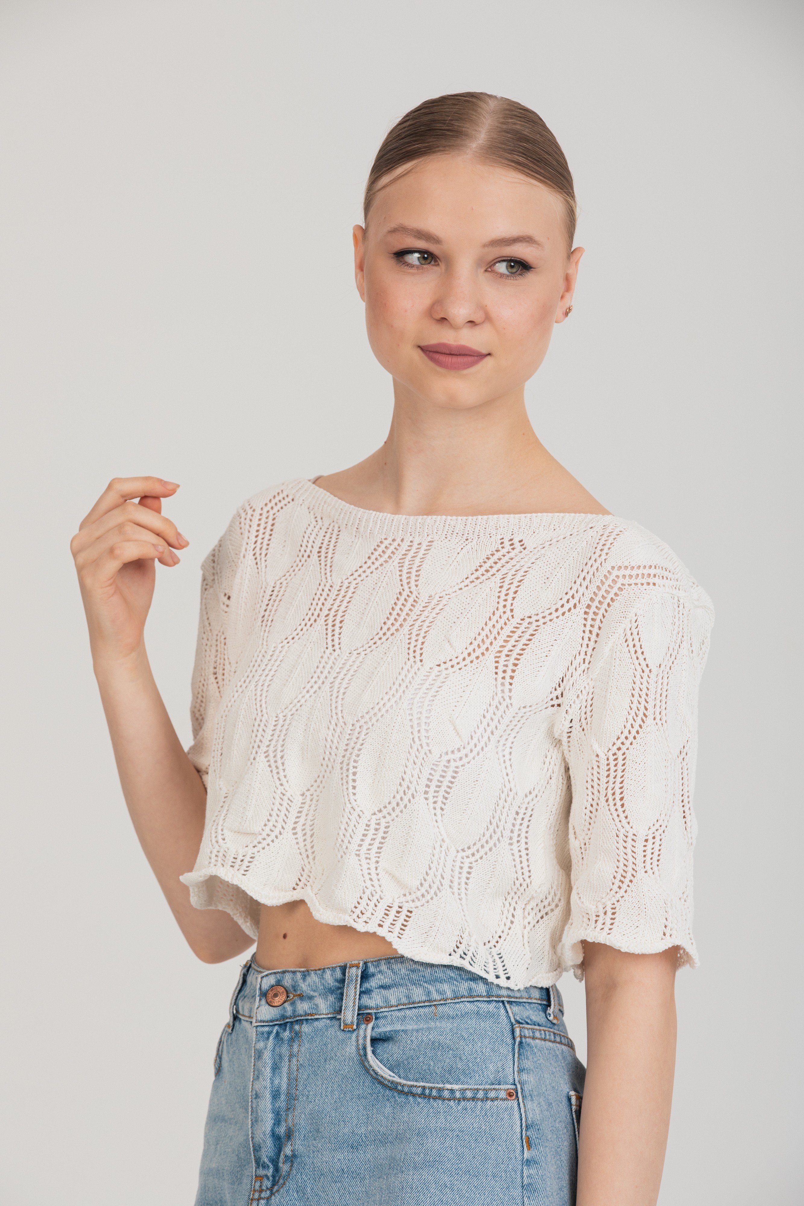 Zarif Ajurlu Dokulu Beyaz Crop Triko Bluz – Standart Beden
