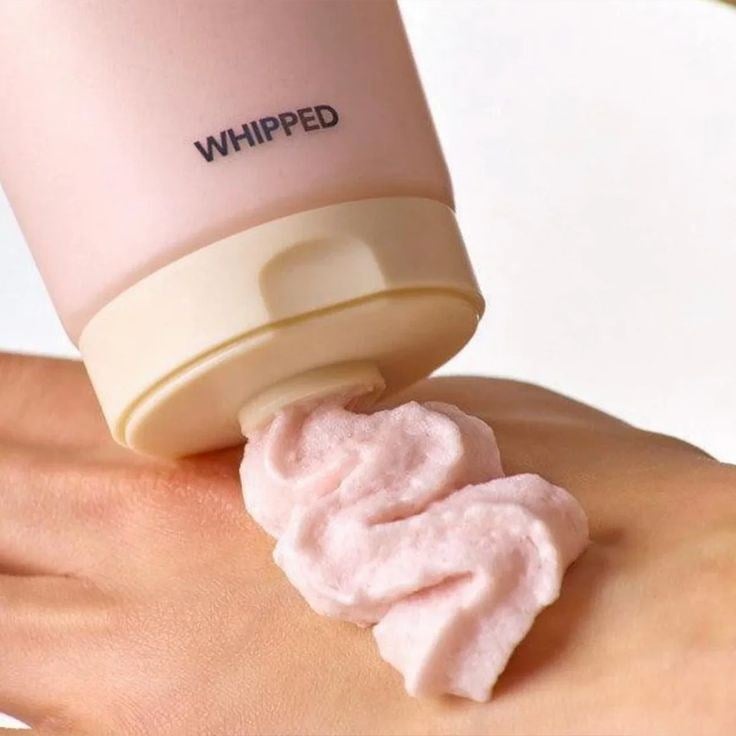 WHIPPED Peach Pear Vegan Yogurt Face Mask Cleanser 130g (Donukluk Giderici ve Canlandırıcı 2'si 1 Arada Yüz Yıkama Maskesi)