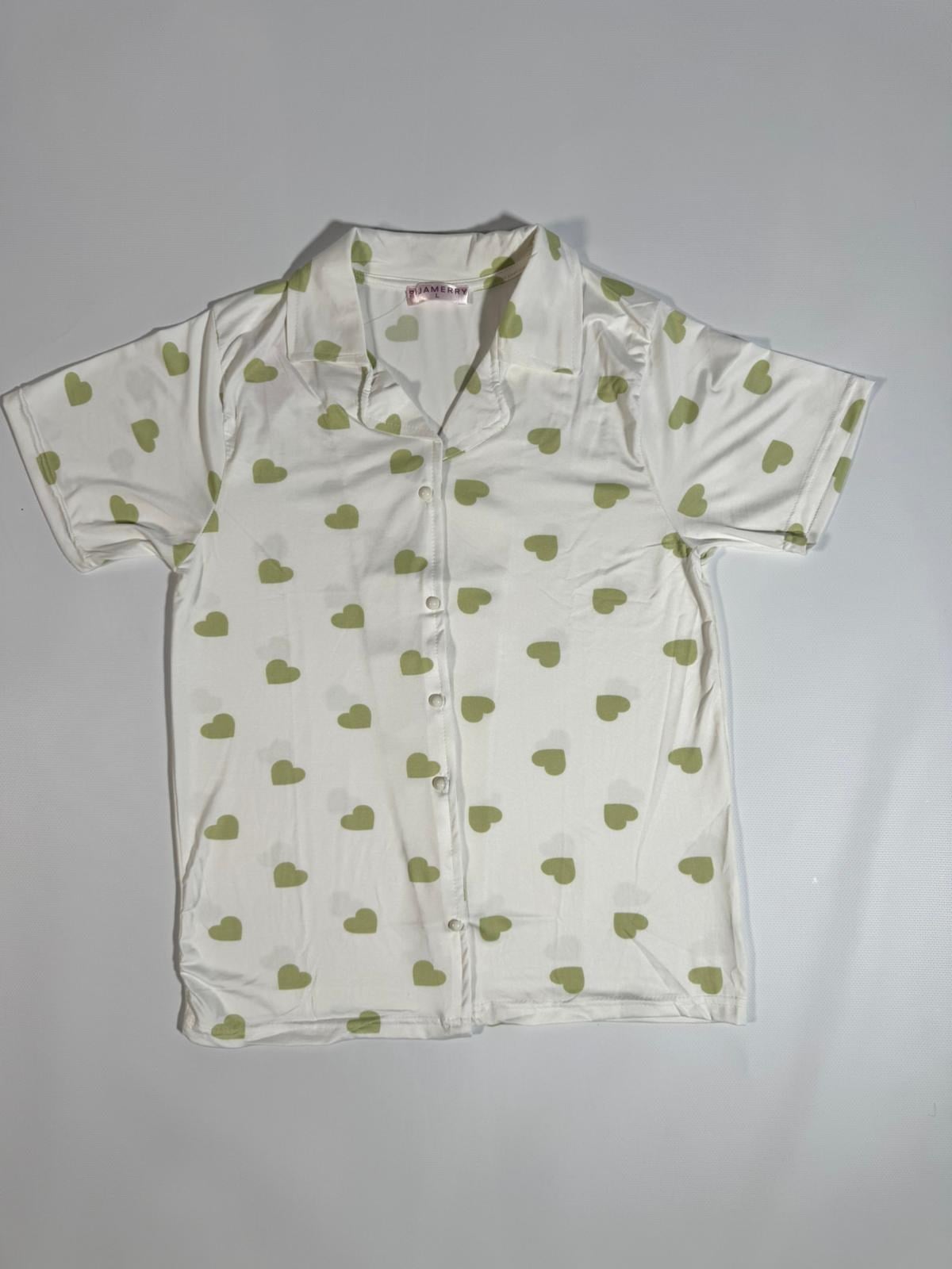 Kısa Kol Düğmeli Krem Zemin - Yeşil Kalp Baskılı Pijama