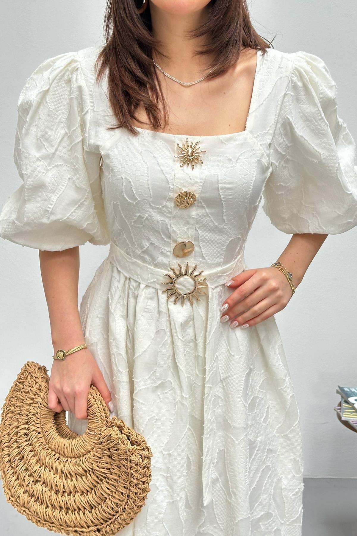 Beyaz Balon Kol Üç Düğmeli Kemer Detaylı Elbise