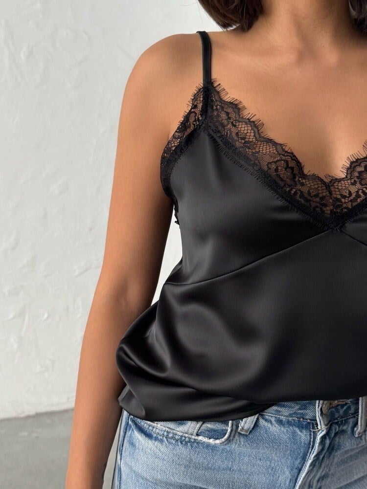 Dantel Detaylı Saten Bluz – Askılı Şık & Feminen Tasarım