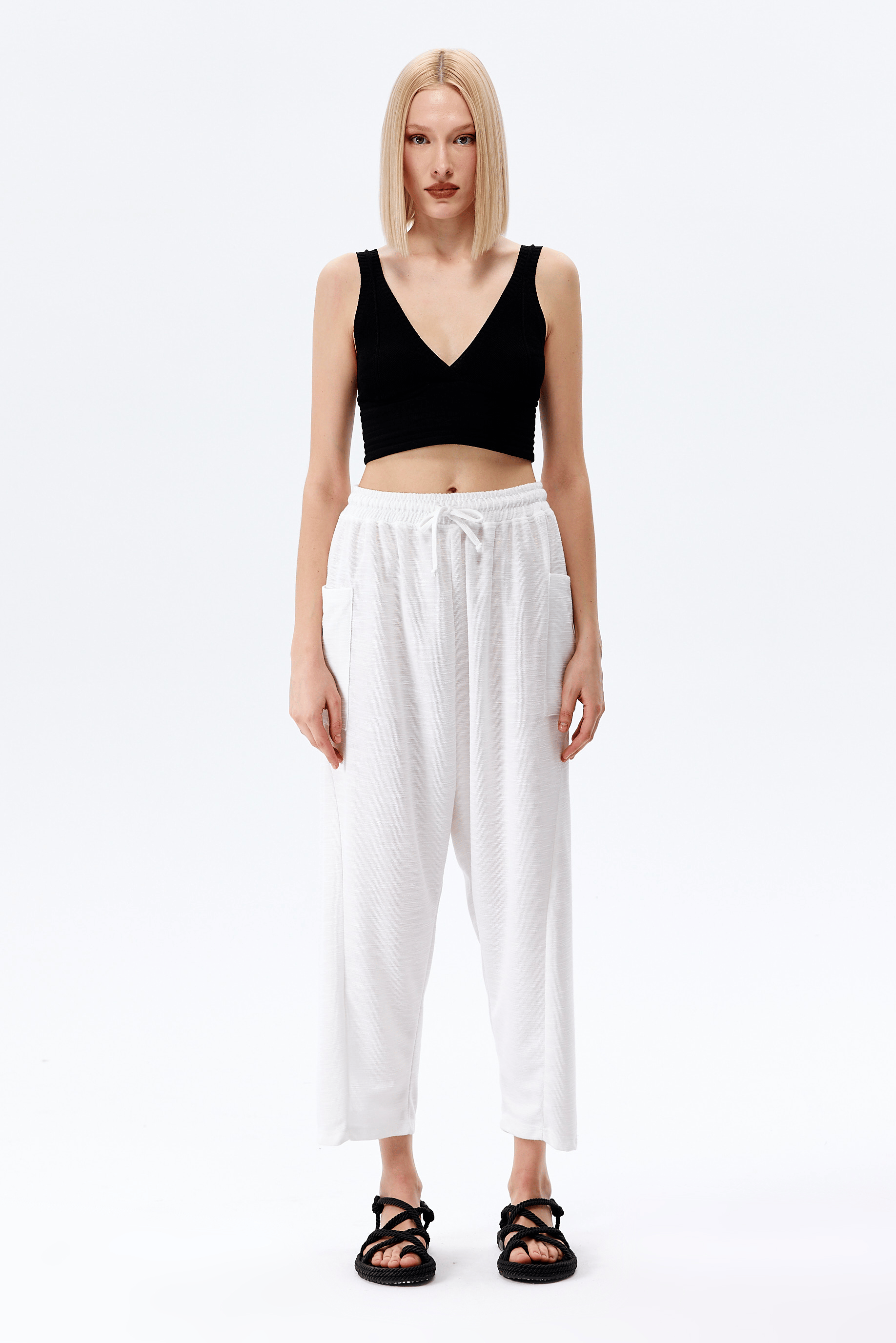 DERİN V YAKALI ASKILI CROP