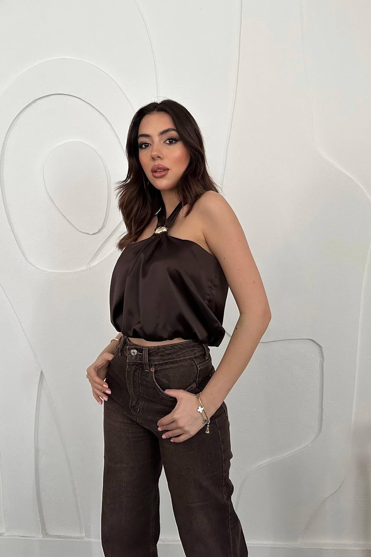 Kahverengi Toka Detaylı Bluz