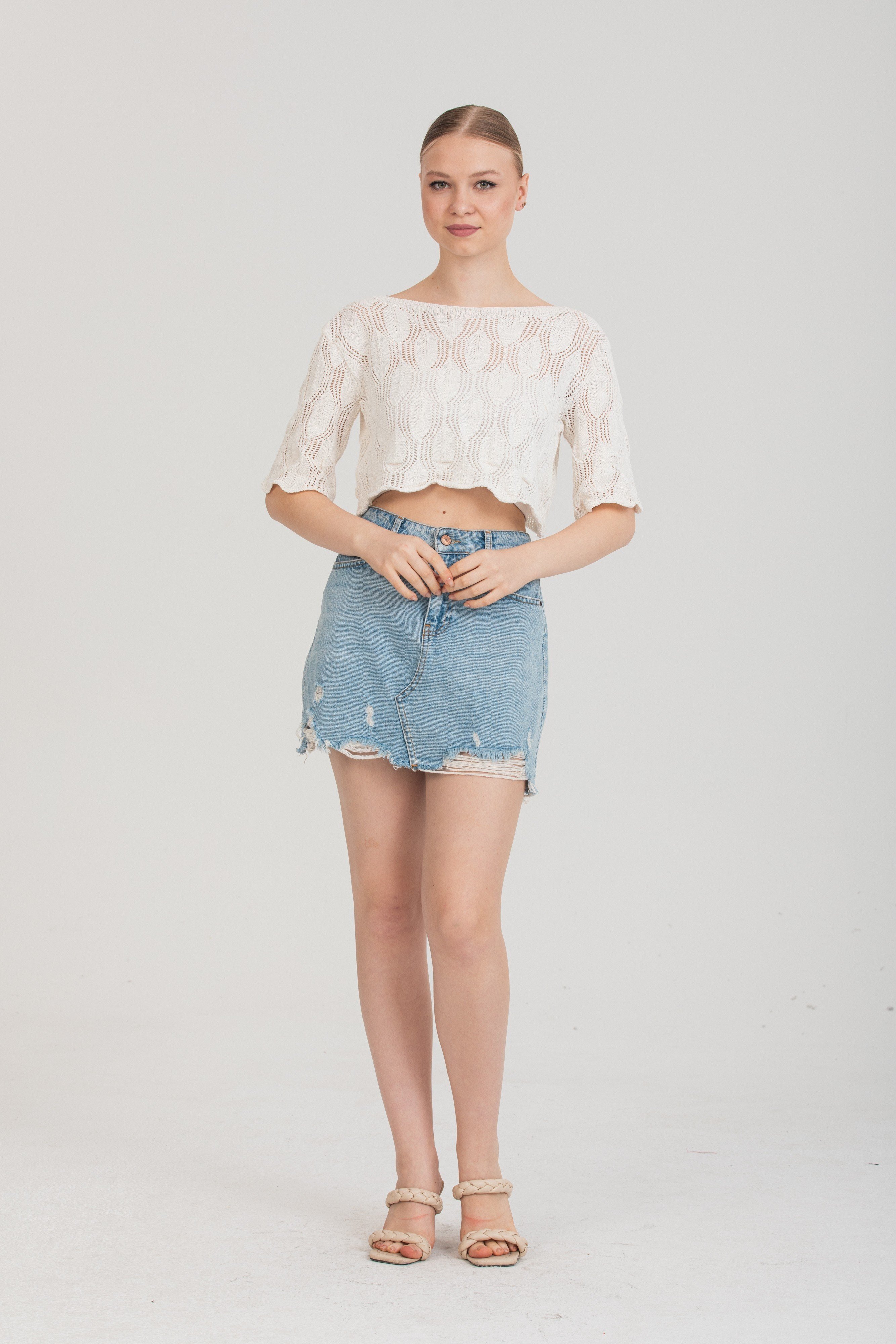 Zarif Ajurlu Dokulu Beyaz Crop Triko Bluz – Standart Beden